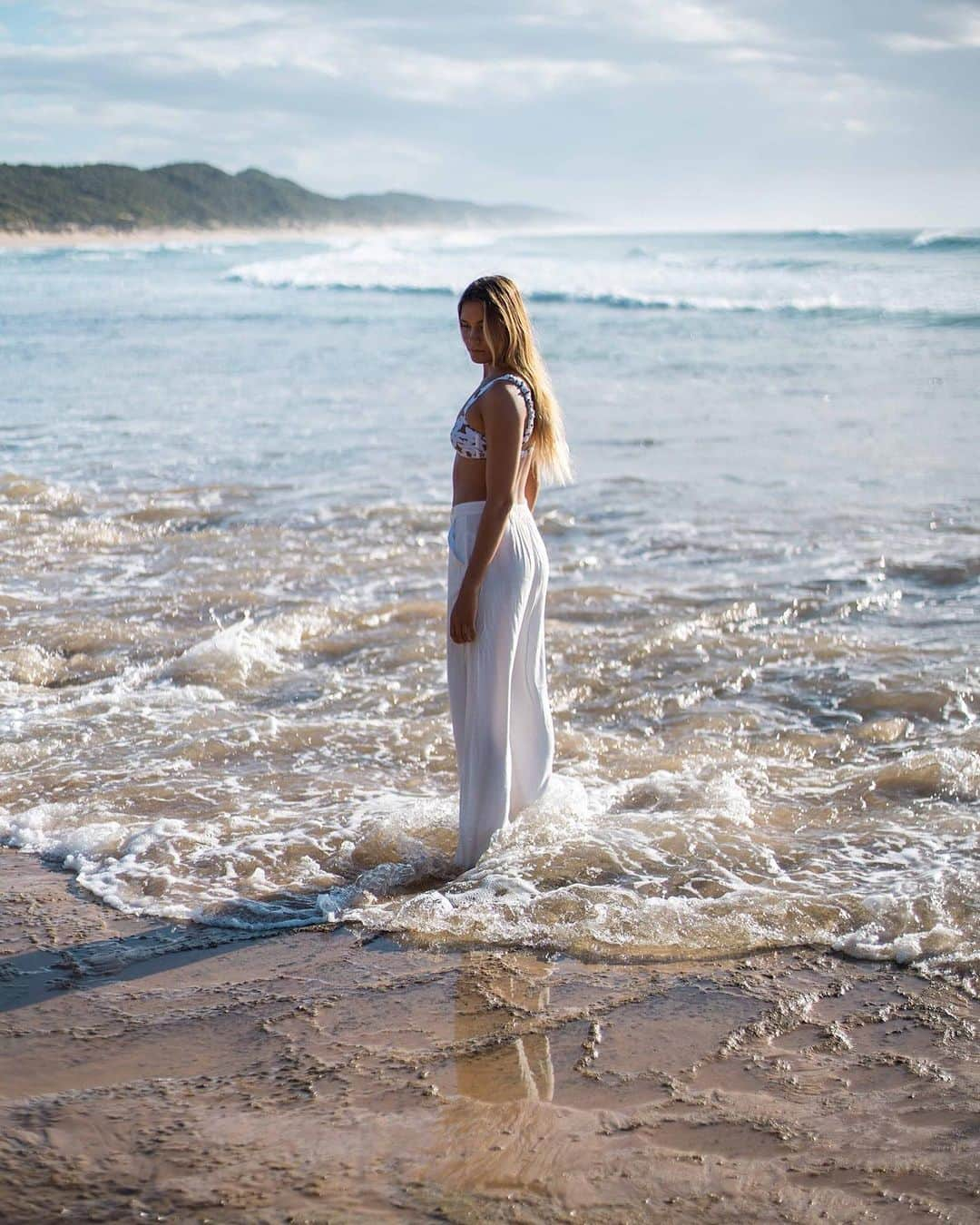 BILLABONG WOMENSさんのインスタグラム写真 - (BILLABONG WOMENSInstagram)「"Wide open spaces, remote and unpredictable, a hot, dry sand, scraggly bush landscape spilling into the brilliant blues of ocean and sky - this was our Mozambique." Read more about @pachalight's trip on the blog now >> link in bio #ImHereForTomorrow 📸 @flarnad」2月25日 2時43分 - billabongwomens