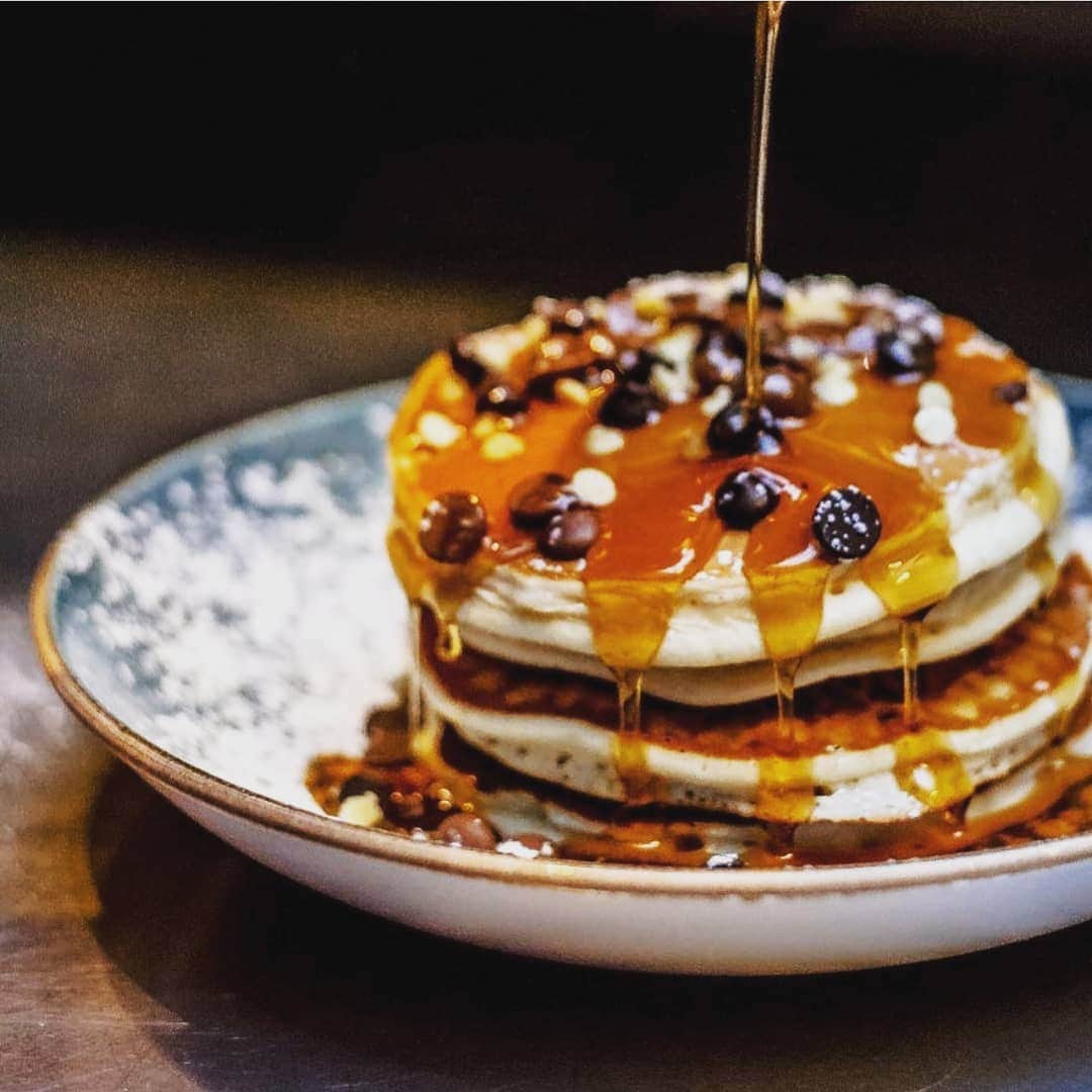 Kua 'Aina UKさんのインスタグラム写真 - (Kua 'Aina UKInstagram)「OFFER ALERT!! In honour of pancake day tomorrow we will be offering a dessert portion of pancakes for just £1 with any main meal! Come down to Fouberts Place from 12pm tomorrow to try for yourself #carnaby #carnabyeats #kuaaina #aloha #hawaii #hawaiianfood #pancakes #pancakeday #shrovetuesday」2月25日 3時01分 - kuaainauk
