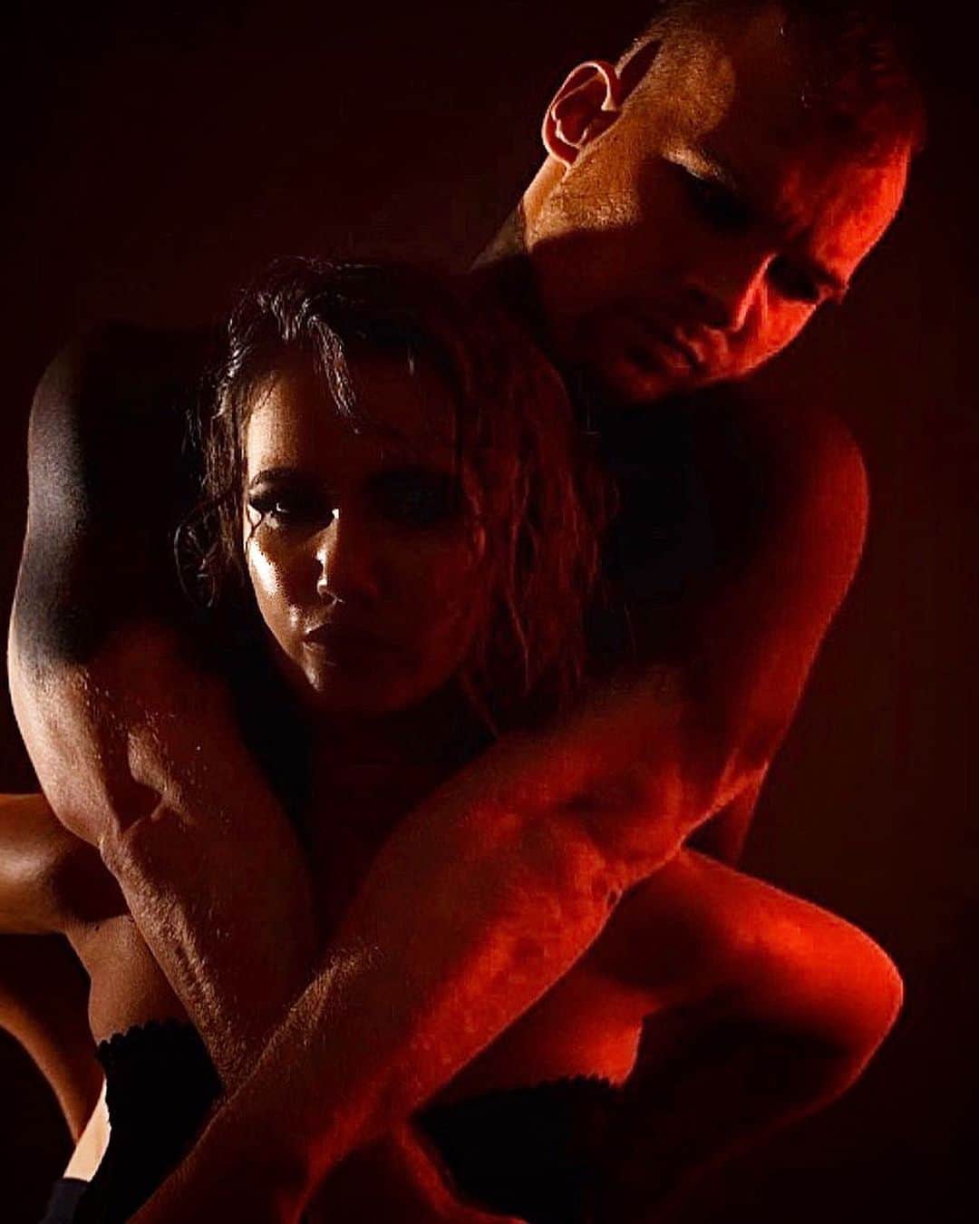 アマニ・ファンシーのインスタグラム：「sometimes u just need a hug... from a guy in black body paint... with weird lights shining over both of u... I guess? 🤣 thank u for creating art with us @elenibogatini 📸」