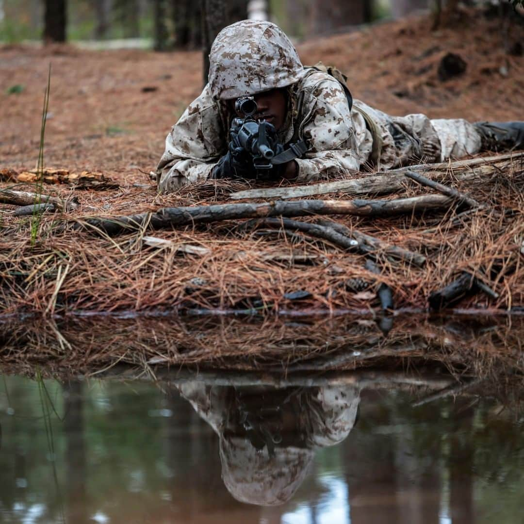 アメリカ海兵隊さんのインスタグラム写真 - (アメリカ海兵隊Instagram)「Two Sight Pictures  A recruit with Bravo Company, 1st Recruit Training Battalion, provides security during the Crucible at @mcrdparrisisland . The Crucible is the culminating event before the recruits become Marines. (U.S. Marine Corps photo by Lance Cpl. Christopher McMurry)  #Marines #USMC #Military #Crucible」2月25日 3時04分 - marines