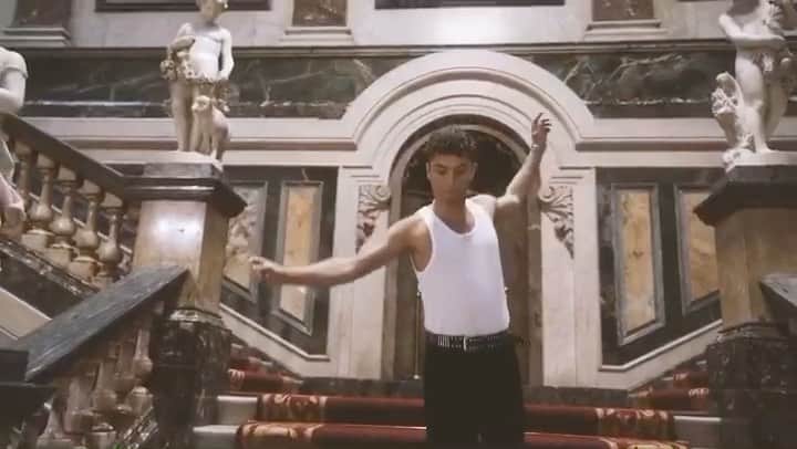 ラファティ・ロウのインスタグラム：「A cheeky vid for the latest @sergedenimes drop for my boy @proudlock 🔥big love @toby_watkins for the video and the whole team for bringing it all together. Smash the week people 😚」