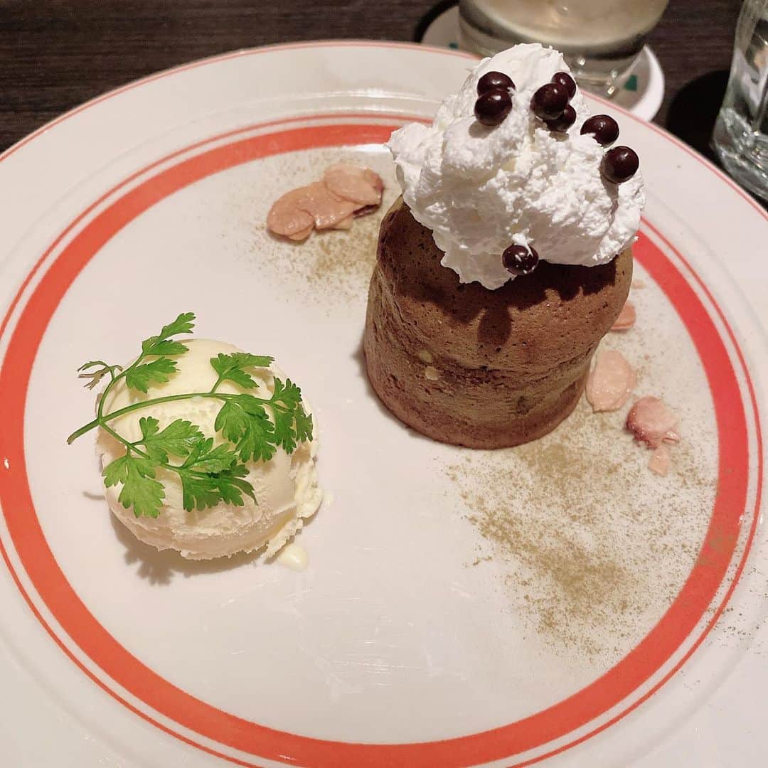 のインスタグラム：「寿司の後に甘いもの食べちゃったー #中目黒カフェ  #おそとごはん金巻」