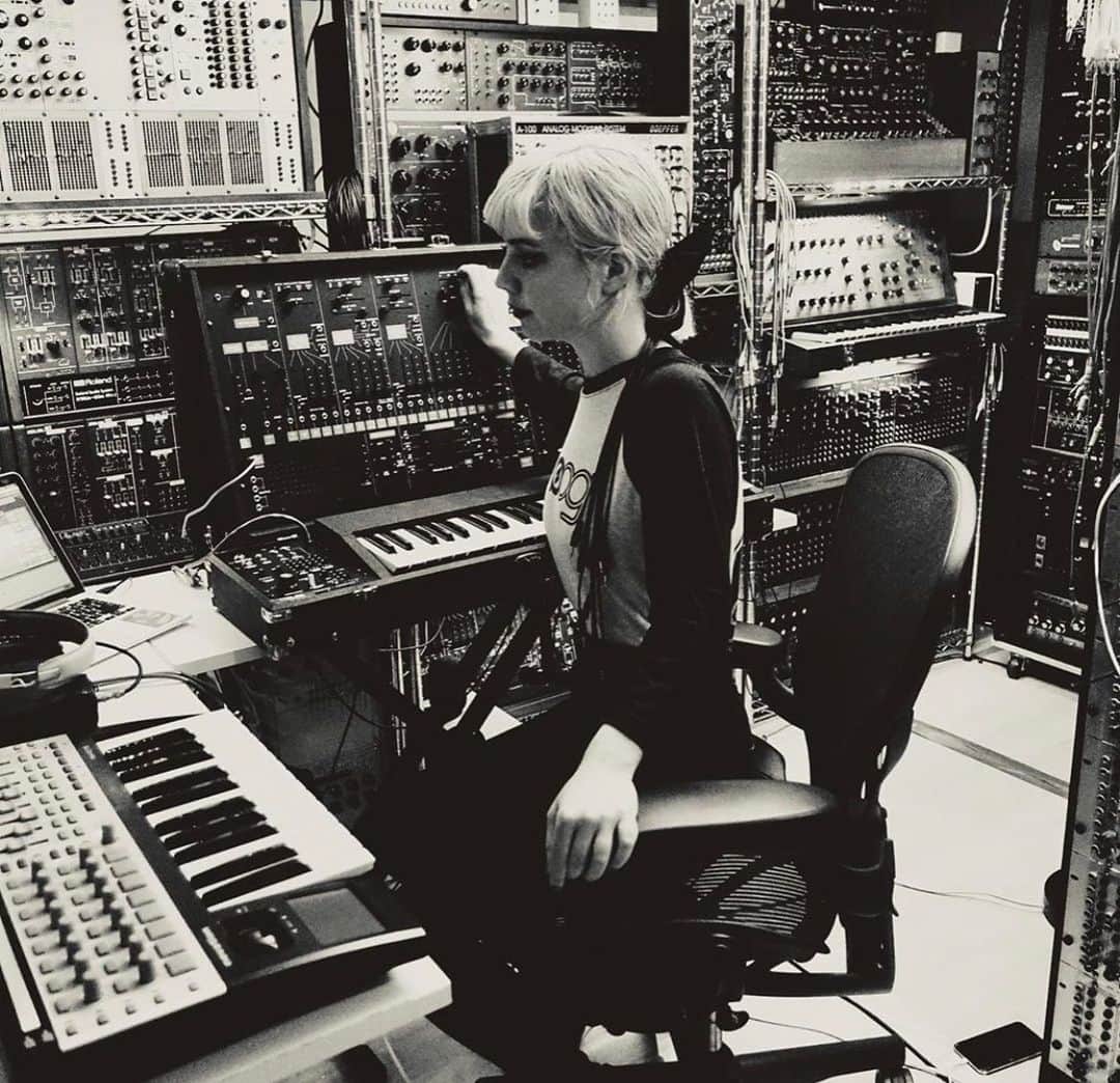 Computer Magicのインスタグラム：「Another photo makin’ melodies with an ARP 2600 at The Synth Sanctuary ( @tonetweakers ) in NYC. What a dream.  Podcast for @synth_history comin’ real soon. 🎛」