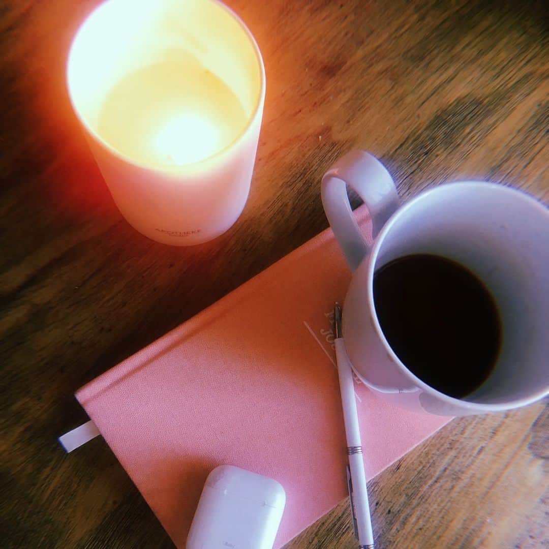 ジェシカ・ゾアのインスタグラム：「I do this most mornings...journal ☕️ meditate :) and the candle for a little warm vibe!!! It’s the  little things:) have a great day✨」