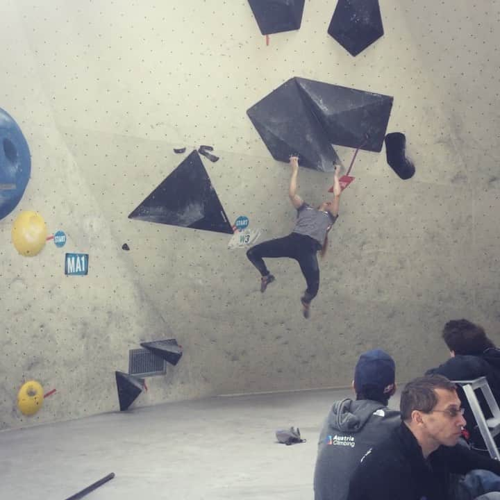 ジェシカ・ピルツのインスタグラム：「One of my favorite boulders from the competition simulation last week 🔄🔝 #threesixty #campusing #training #givesyouwings  @redbull @thenorthface @scarpa_at @austriaclimbing @sporthilfe.at @heeressportzentrum」