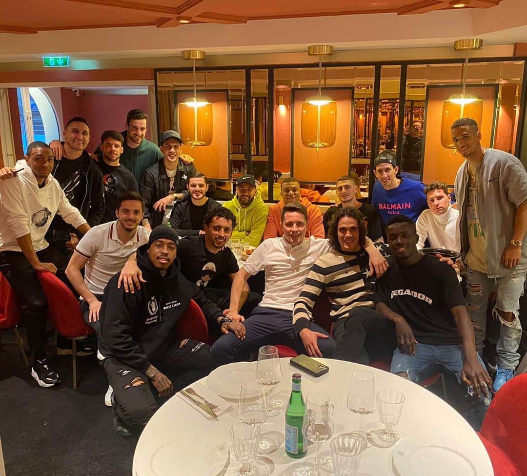 マルコ・ヴェッラッティのインスタグラム：「🔴🔵💪」
