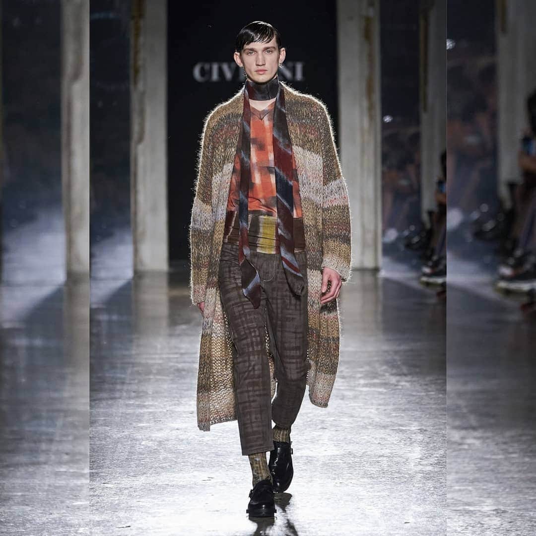 チヴィディーニさんのインスタグラム写真 - (チヴィディーニInstagram)「A look from our Fall Winter 2020 Fashion Show. A collection inspired by the seventies fashion.  #cividini #fw2021 #mfw #knitwear #italianfashion #madeinitaly #cashmerecoat #cashmeresweater」2月25日 3時47分 - itscividini