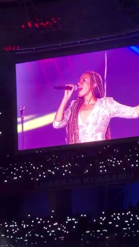 レオナ・ルイスのインスタグラム：「It made my heart so happy to be here and sing for the amazing fans that came out to support. I can’t wait to come back, thank for always making me feel so welcomed and surrounded in love 🎶💜 #malaysia」
