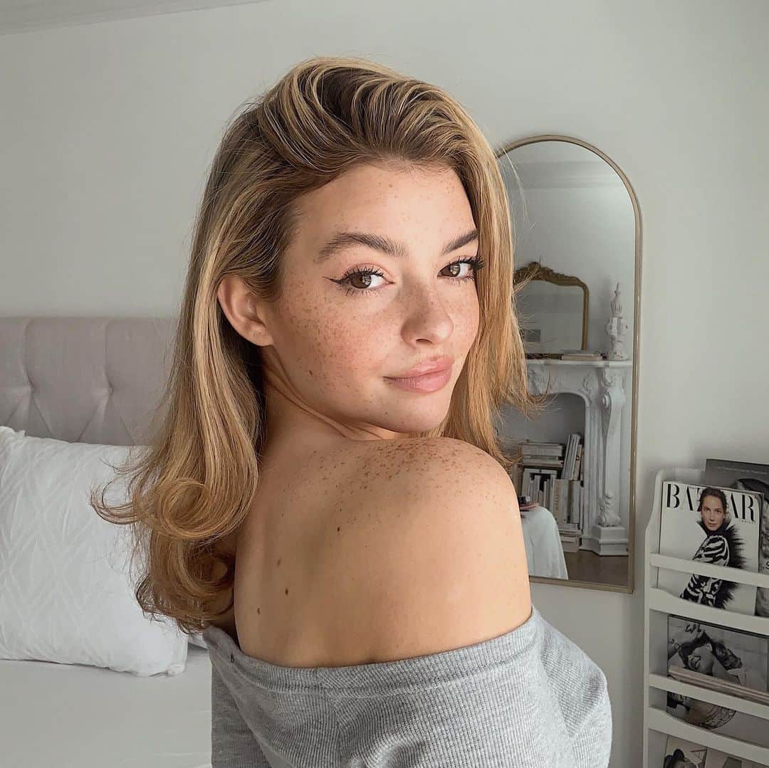 Kelsey Simoneのインスタグラム：「IPSY has all of the products I need to help me get ready! Swipe for a GRWM on this look, thank you @ipsy #ipsyfeelthelove #ad 💋  Products used: - Bright eyes @goldfadenmd - Punk Volumizer Mascara @doucceofficial - Rose water makeup removing wipes @pacificabeauty - Peach Bellini Eyeshadow Palette @makeupgeekcosmetics - Hydrating Body Lotion @skylar - Rose Quartz Facial Roller @graceandstella - The Genuine Lapland Cream lip balm @polaar - All over Starlight powder stick in Ultra Violet @trestique - Sex Kitten liquid liner @tartecosmetics - Sweater Weather Eyeshadow palette @dominiquecosmetics」