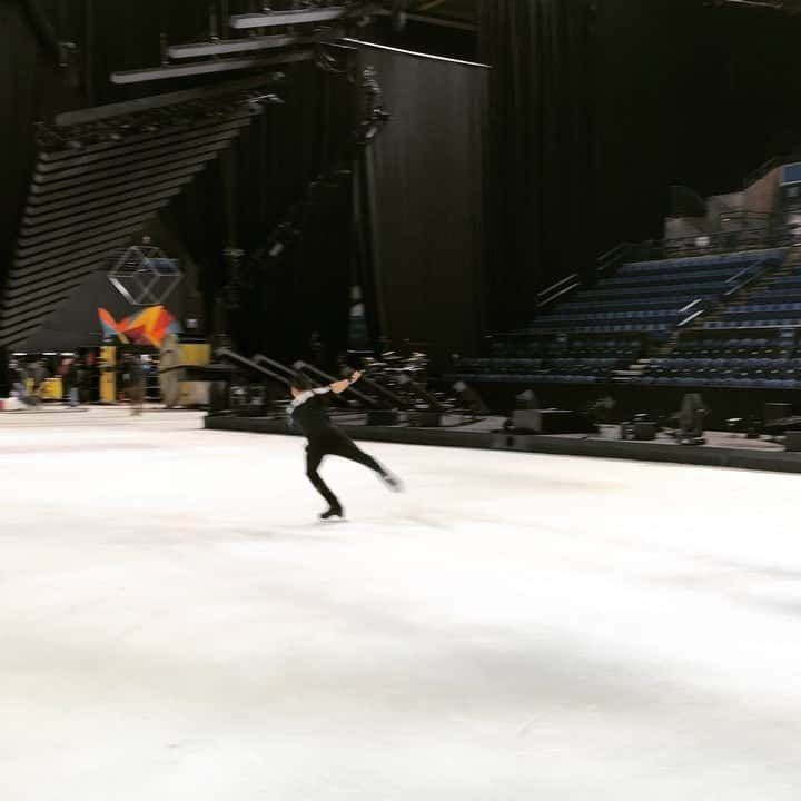 ジェレミー・テンのインスタグラム：「Thirty-One and thriving... On one good hip and a flat edge 🤣 Video was taken on my birthday this past Friday.  Let's see if I can 3lutz+3toe every year until I'm 40.  Challenge accepted. . . @cirquedusoleil  @jackson.ultima  #StillGotIt #KindOf #TripleTriple #TripleJump #TripleLutzTripleToe #FigureSkating #Thirties #GettingOld #AxelCirque #Vi #TourLife #IceSkating #Skatingtricks #Athlete #Athletics #Sports #Fitness #TeamJackson」