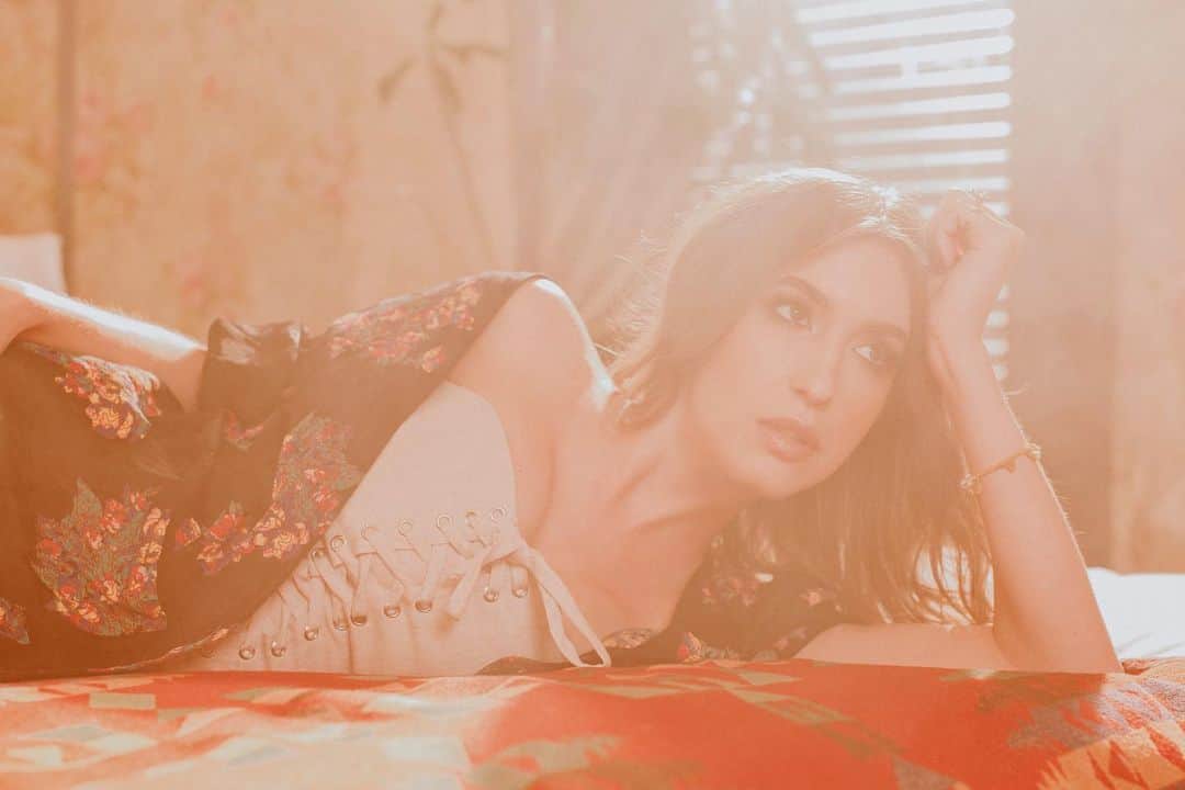 ケイト・ボイージェルのインスタグラム：「one of my faves from the “French” photoshoot 🇫🇷🎶 have you guys seen the new lyric video yet?! It features a ton of never before seen pics from the shoot! head to my YouTube channel to check it out! .  https://youtu.be/9Xsca5Z0Tj8 photo by @alyssegafkjen hair and makeup by @bheadabe」