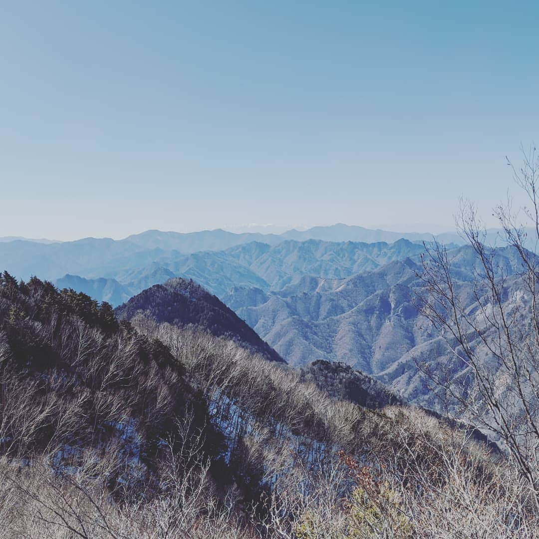 山下晃和さんのインスタグラム写真 - (山下晃和Instagram)「【TREKKING】奥秩父の名峰こと、両神山に登頂してきました  りょうかみさんと読むらしい  鎖場もあるし、傾斜もキツイし、残雪は凍り、そこそこハードな山旅に誘ってくれたのは、T氏  でも、景色はよく、天気もよく、気持ちもよく、ほどよく春風そよぐ。 良き山行となりましたとさ  #登山 #アウトドア #trekking #アイゼン #クランポン #鎖場 #埼玉 #mountain #newera #ニューエラ #日本百名山 #outdoor @newerajapan #polartecalpha #KEENJAPAN #KEENAMBASSADOR  #春KEEN」2月25日 4時10分 - travel_akikazoo