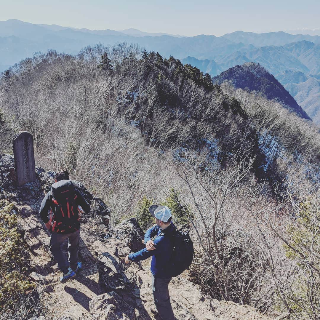 山下晃和さんのインスタグラム写真 - (山下晃和Instagram)「【TREKKING】奥秩父の名峰こと、両神山に登頂してきました  りょうかみさんと読むらしい  鎖場もあるし、傾斜もキツイし、残雪は凍り、そこそこハードな山旅に誘ってくれたのは、T氏  でも、景色はよく、天気もよく、気持ちもよく、ほどよく春風そよぐ。 良き山行となりましたとさ  #登山 #アウトドア #trekking #アイゼン #クランポン #鎖場 #埼玉 #mountain #newera #ニューエラ #日本百名山 #outdoor @newerajapan #polartecalpha #KEENJAPAN #KEENAMBASSADOR  #春KEEN」2月25日 4時10分 - travel_akikazoo