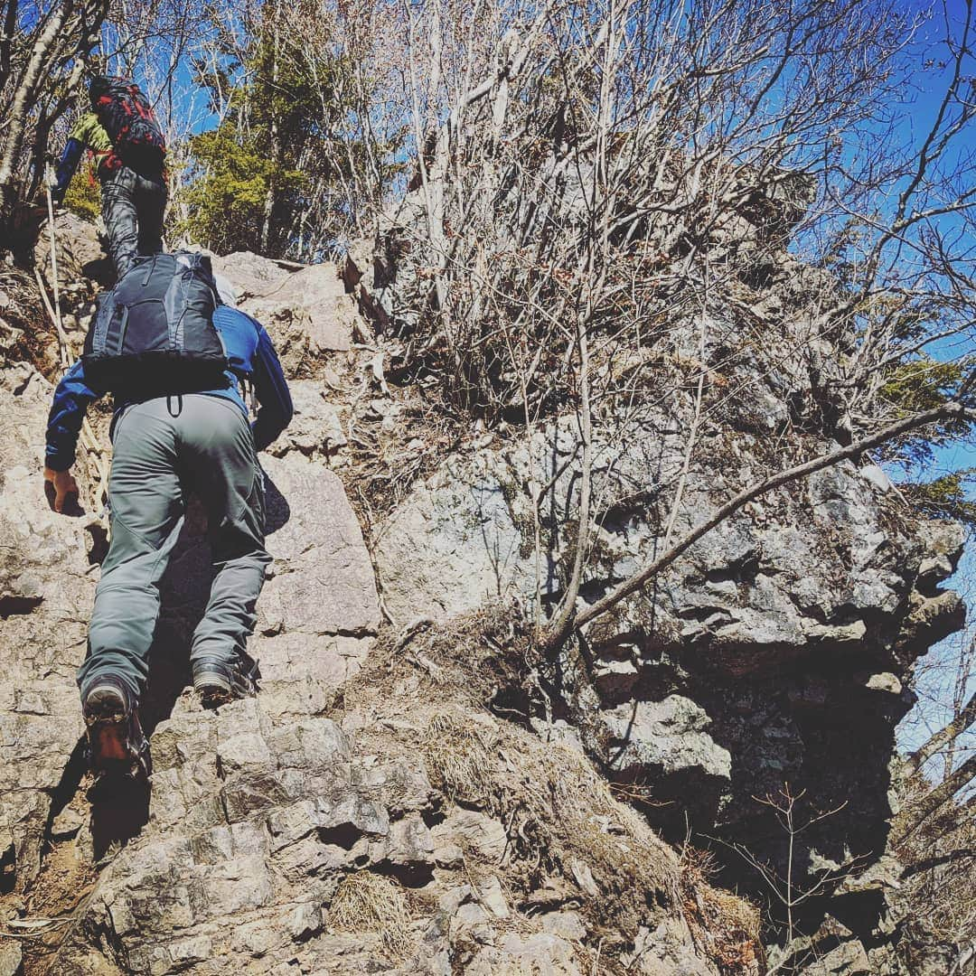 山下晃和さんのインスタグラム写真 - (山下晃和Instagram)「【TREKKING】奥秩父の名峰こと、両神山に登頂してきました  りょうかみさんと読むらしい  鎖場もあるし、傾斜もキツイし、残雪は凍り、そこそこハードな山旅に誘ってくれたのは、T氏  でも、景色はよく、天気もよく、気持ちもよく、ほどよく春風そよぐ。 良き山行となりましたとさ  #登山 #アウトドア #trekking #アイゼン #クランポン #鎖場 #埼玉 #mountain #newera #ニューエラ #日本百名山 #outdoor @newerajapan #polartecalpha #KEENJAPAN #KEENAMBASSADOR  #春KEEN」2月25日 4時10分 - travel_akikazoo