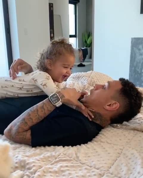 グレゴリー・ファン・デル・ヴィールのインスタグラム：「Happy birthday to my little baby! 2 already, time really flies! It’s a blessing to wake up with you everyday and to be around such a joyful spirit. You make my life better everyday, daddy loves you so much @naleyarose ❤️」
