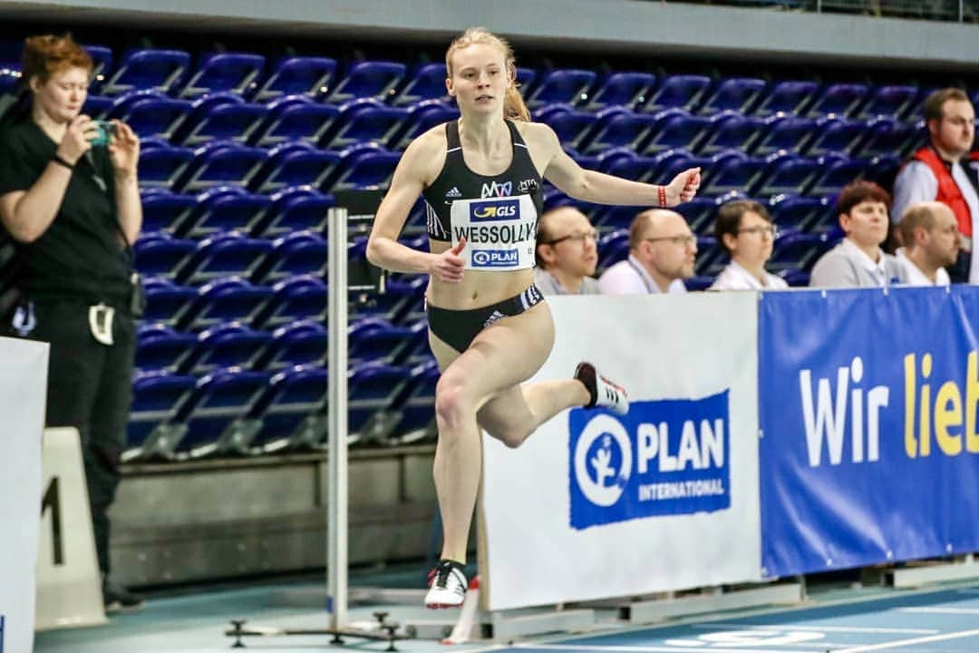 Jessica-Bianca WESSOLLYのインスタグラム：「Nach Bronze 2018, Silber 2019, gab's gestern Gold🥇 bei den Deutschen Hallenmeisterschaften über 200m! Ich bin richtig glücklich mit dem Abschluss meiner Hallensaison 🤗 📸@footcorner_sportsphotography  #adidas #heretocreate #AdiJess #indoor #champion #leipzig」