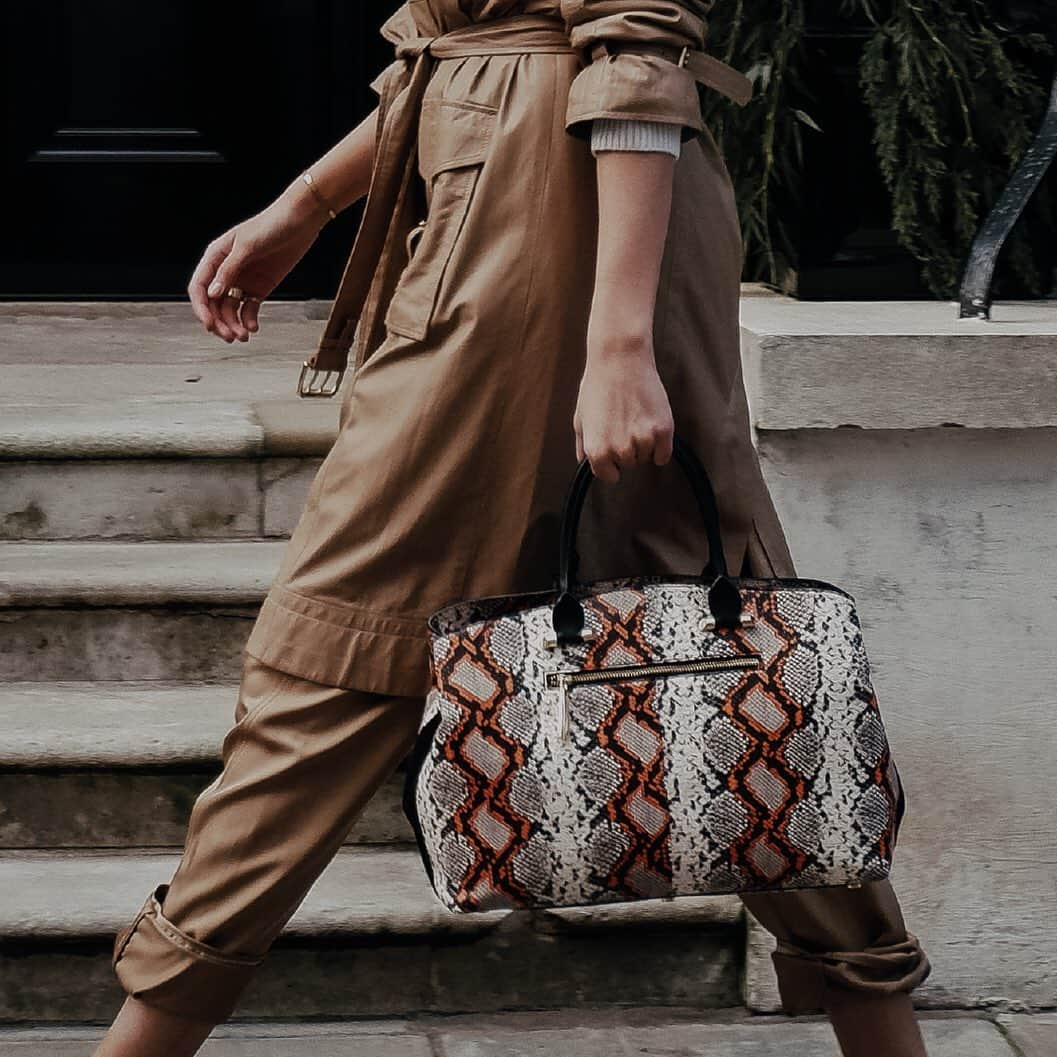 アマンダ ウェイクリーさんのインスタグラム写真 - (アマンダ ウェイクリーInstagram)「The bag that can do it all... This large multi-way bag from Amanda Wakeley features a detachable shoulder strap that can be worn across the shoulder or as a cross-body, two top handles and multiple compartments inside. Check our bags online - link in bio  #amandawakeley #amandawakeleymonogram #shoulderbags」2月25日 5時02分 - amandawakeley