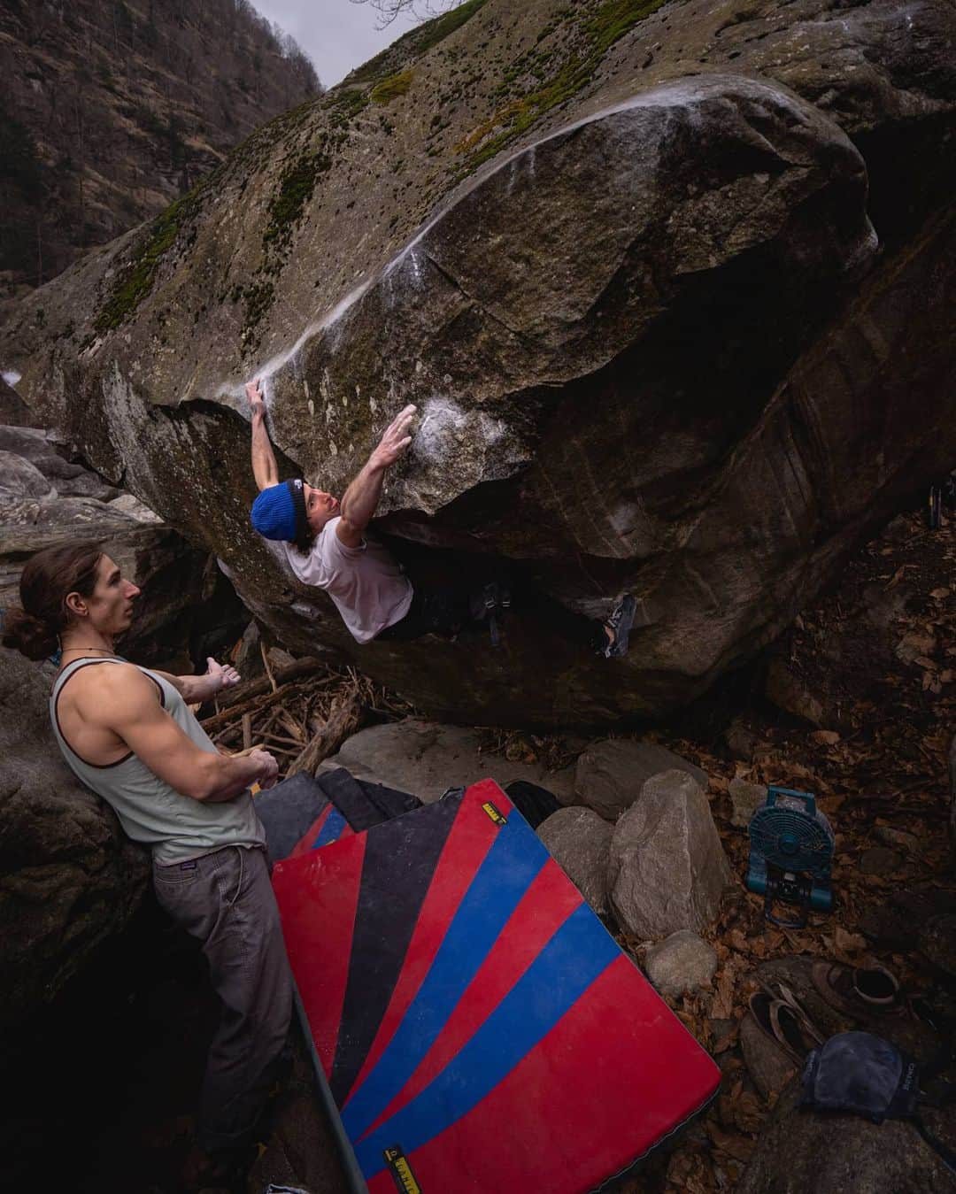 ダニエル・ウッズのインスタグラム：「CASAVINO (8B+) ✔ ___________________________ Amazing @giuliano_cameroni bloc down by the river in Brione. Dynamic moves between rails down low lead to a desperate slopey slapfest of a finish. Stoked on this one 🍷🍷🍷🍷 Photos @kevintakashismith」