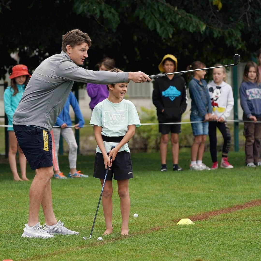 ボーデン・バリットさんのインスタグラム写真 - (ボーデン・バリットInstagram)「Fun start to the @nzopengolf week meeting the cool kids at Arrowtown Primary School.」2月25日 5時30分 - beaudenbarrett