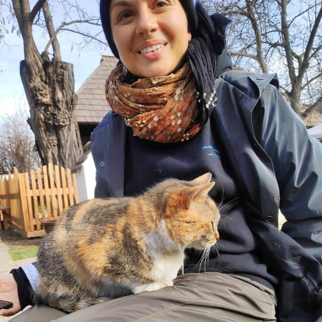 クルーウェラさんのインスタグラム写真 - (クルーウェラInstagram)「this stray willingly crawled into my lap and tried to seduce me into starting a new life with her nomadic kitty tribe in Romania. i declined the offer as I am committed to a dog that has already forgotten about me back at home in Cali」2月25日 5時35分 - krewella