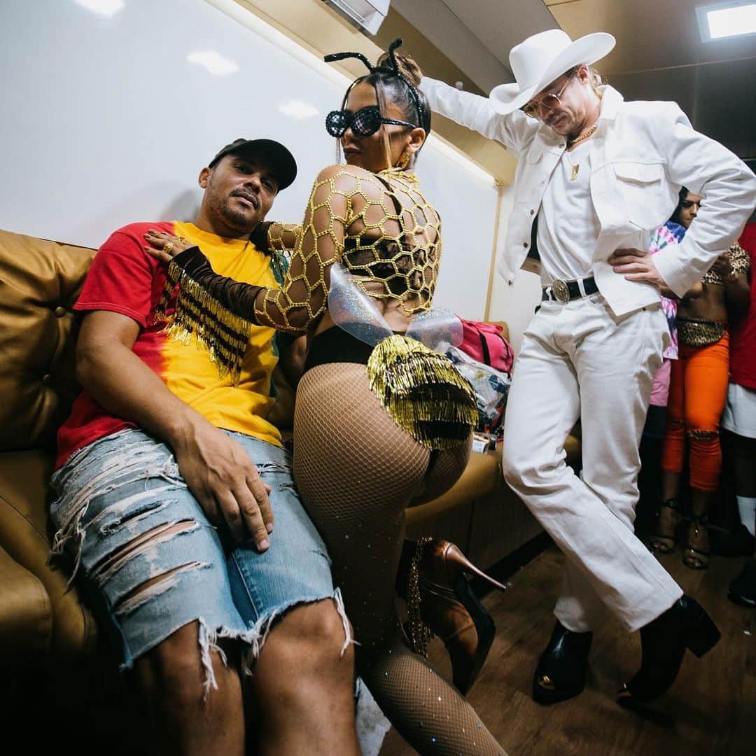 メジャー・レーザーのインスタグラム：「we haven’t slept since we’ve been here」
