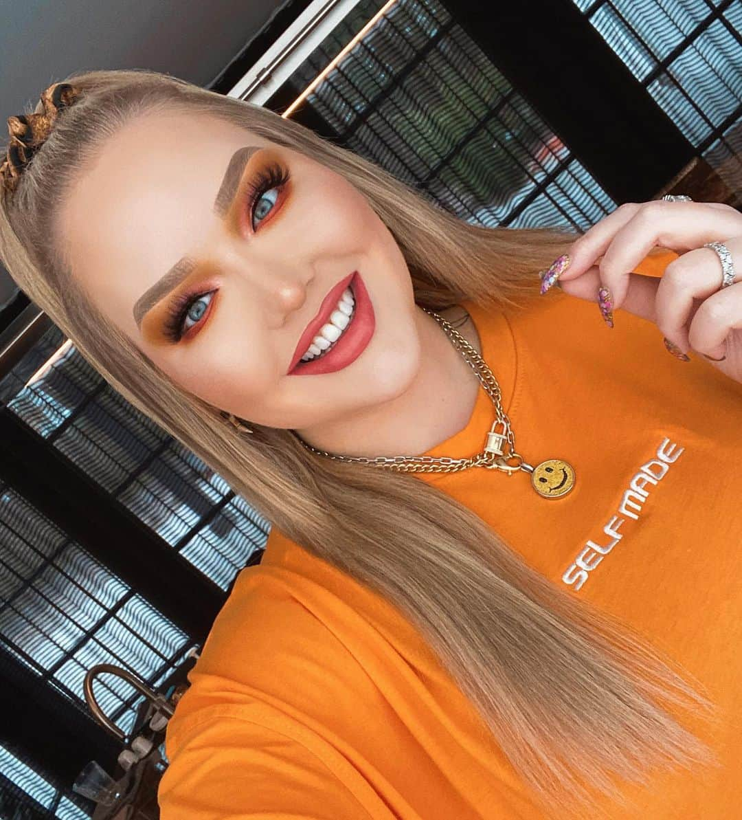 NikkieTutorialsさんのインスタグラム写真 - (NikkieTutorialsInstagram)「she’s a happy girl 😇✨」2月25日 6時14分 - nikkietutorials