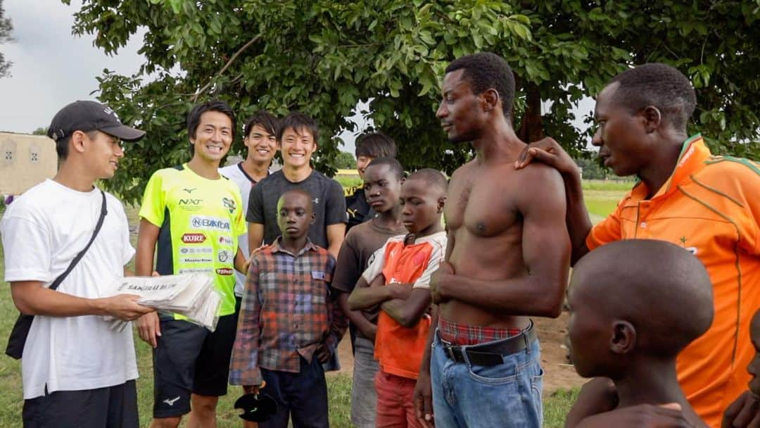 中町公祐のインスタグラム：「・ 『人材育成×慶應義塾体育会ソッカー部』 ・ 大学生活4年間の意義は人それぞれだと思います。 勉学に励む人、知識や見聞また人脈を広げる為に様々な場所に赴くこともまた4年間に出来ることでしょう。 そんな中で私は大学生活の中で彼らが学んでほしい感じてほしいものがアフリカにあると考えていました。 そして今回OBの方々やサッカー部の監督はじめコーチングスタッフ陣、親御さんのご理解とご協力のもとザンビア遠征が実現しました。 ・ 約2週間に及ぶザンビア遠征の中で彼らが実際に見て体験したことが今後の彼らの人生の少しでも良いきっかけになることを願っています！ ザンビアでの出来事やどういったことをしたかなど数回に渡ってお伝えしたいと思います。 ・ そんなこんなで最近アップ出来ていませんでしたが、中町は元気にしております（笑） ・ ・ #人材育成 #africa #zambia #慶應義塾体育会ソッカー部」