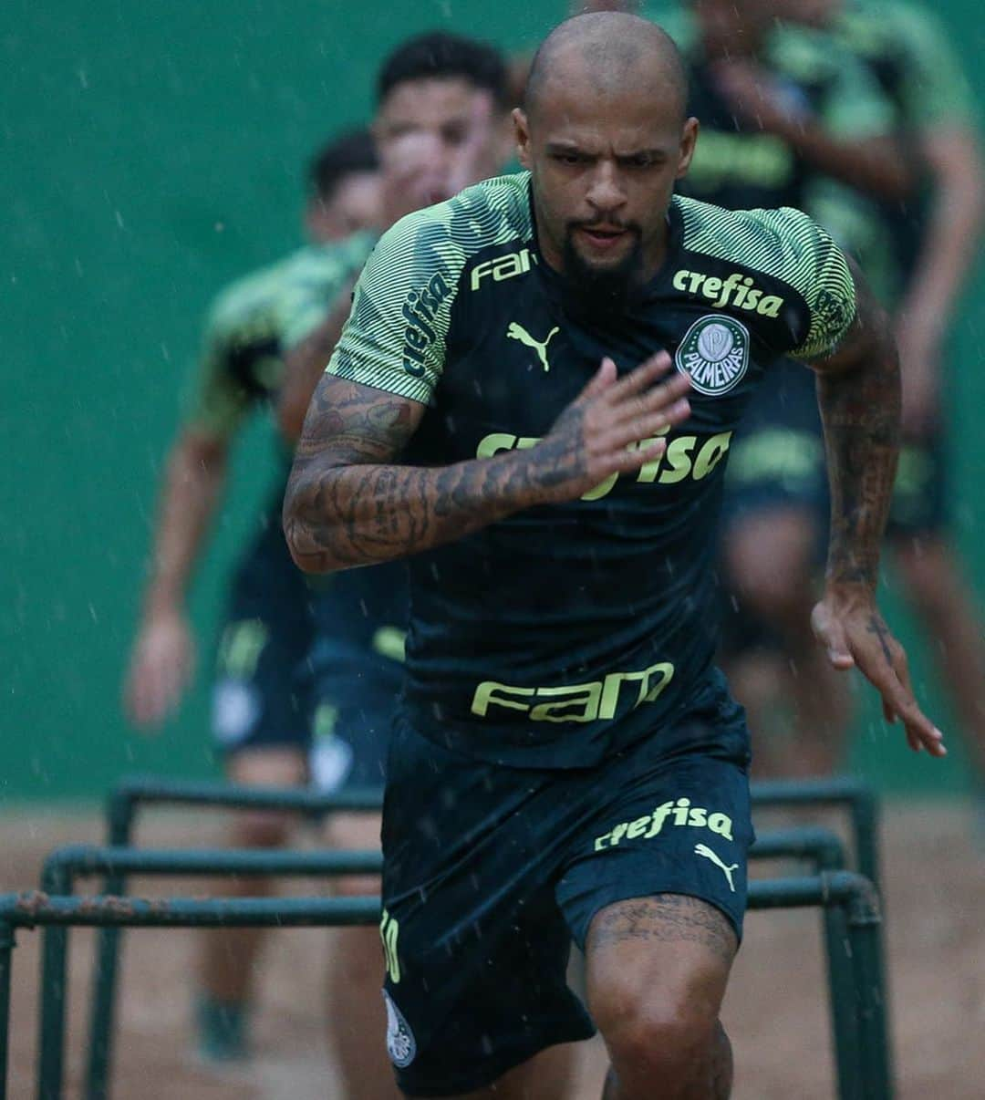 フェリペ・メロさんのインスタグラム写真 - (フェリペ・メロInstagram)「back to work! #gracasaDeus #obrigadoJesus #ousado #chuva #chuvadebencao #palmeiras #avantipalestra #treino #lavoro #fenerağlama #enbüyükcimbom 🦁💚 🌧」2月25日 6時27分 - felipemelo