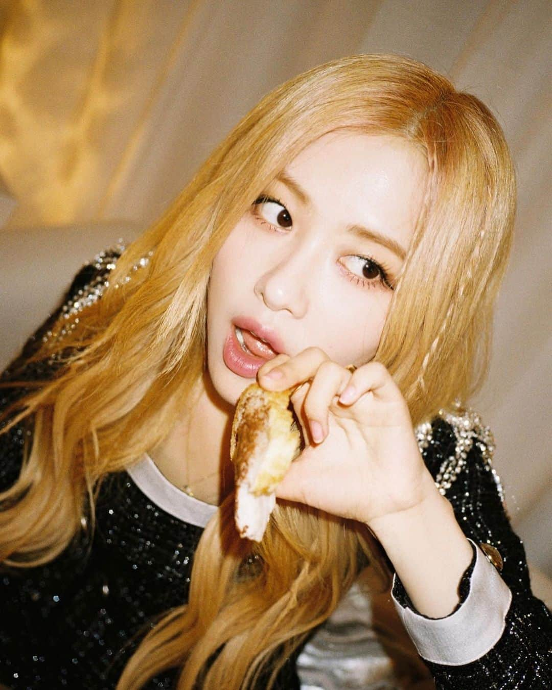 ロゼさんのインスタグラム写真 - (ロゼInstagram)「Who doesn’t love a good nutella on toast before a show 🍞」2月25日 6時29分 - roses_are_rosie