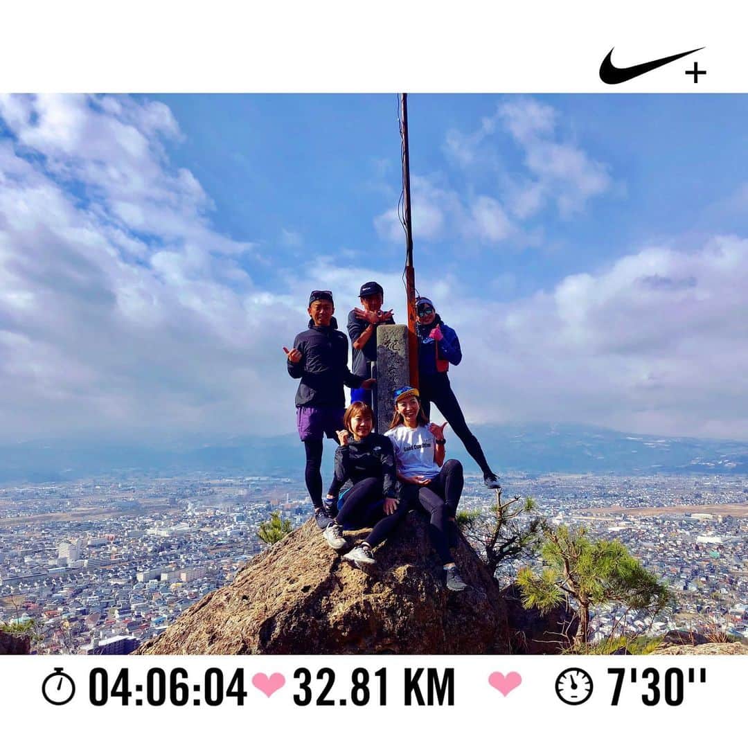 のインスタグラム：「＊ 【 信夫山→飯坂温泉ラン🏃‍♀️ 】 ＊ 昨日はさやねぇに『埼玉から来る 素敵な二人を信夫山にお迎えする』と聞き ドキドキワクワクして行ったら ヤコさんめぐさんだったーーー😍 何この偶然嬉しい楽しい😍笑 ＊ ヤコさんとはおかやまM2018以来！ めぐさんとは名古屋WM2018以来！ その時の2ショットを掘り起こした。笑 (2枚目参照💕 恥骨の疲労骨折が治りかけだったこの時) ＊ まさか福島で再会するなんて😚 走っていれば絶対会えるもんだね😆 ＊ 護国神社〜第二展望台〜第三展望台〜烏ヶ崎 というお手軽信夫山堪能コースをご案内🏃‍♀️ 烏ヶ崎手前の坂でヤコさんが 『まじか😳』って言ってたのが面白すぎた。笑 距離の割に走りごたえのあるコース😎 ＊ 是非みなさんも信夫山へー！ お友達なら案内します🏃‍♀️🏃‍♀️ ＊ その後は飯坂温泉へらんらんらーん🏃‍♀️ 行きはゆるやかーな上り、 帰りはゆるやかーな下り！最高！ 信夫山からの飯坂温泉ラン！ 福島の観光ランの定番にしよう🙏🏻 ＊ あああ 健康体だし風邪なんて20年引いてないけど 毎年花粉シーズンだけは敵わない。 くしゃみと鼻水が止まらない。 お見苦しかったらすみません。 でも生放送中はぴたっと止まるので大丈夫。 ＊ 長くなっちゃった。 兎に角楽しかったよってことです🤡 ＊ #やりたい事は全部やる #全力前向き前のめり #走るの大好き」
