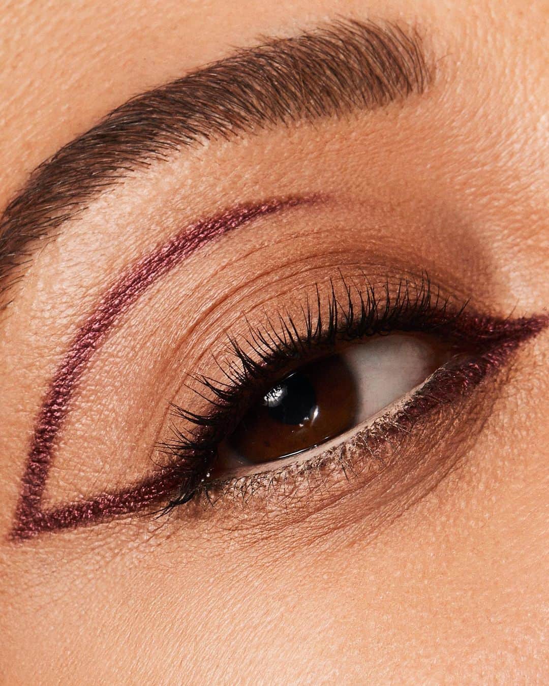 NARSさんのインスタグラム写真 - (NARSInstagram)「Take eyes by surprise with High-Pigment Longwear Eyeliner in Broadway. Artistry and how-to by NARS Senior Makeup Artist @julsohn  Step 1: Starting at the outer corner of the eye, draw a straight line outward.  Step 2: From there, with eyes open, draw a second line following the natural curve of the eye until you reach the inner corner.  Step 3: Line the upper lash line, starting at the inner third of the eye. Repeat on the lower lash line and connect with a fine point.」2月25日 6時58分 - narsissist