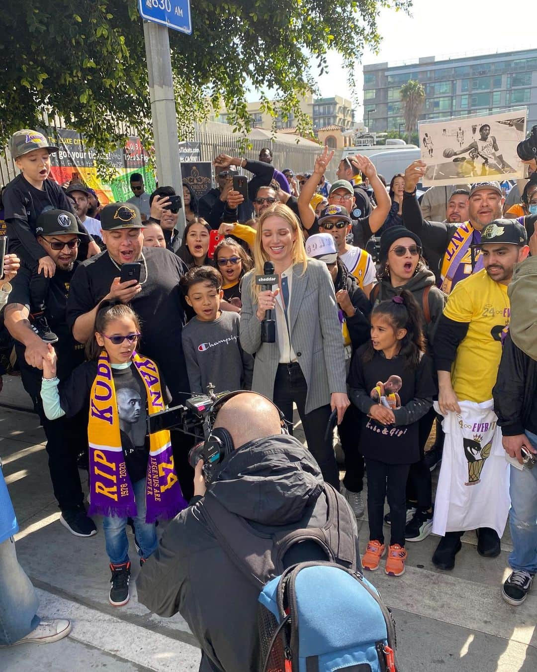 アリッサ・ジュリア・スミスのインスタグラム：「Today was definitely a Celebration of Life!  #Kobe & #Gigi memorial was beautiful and emotional. So many fans came out with their friends, families and big hearts! #mambaforever #mambacita 💛💜💛💜」