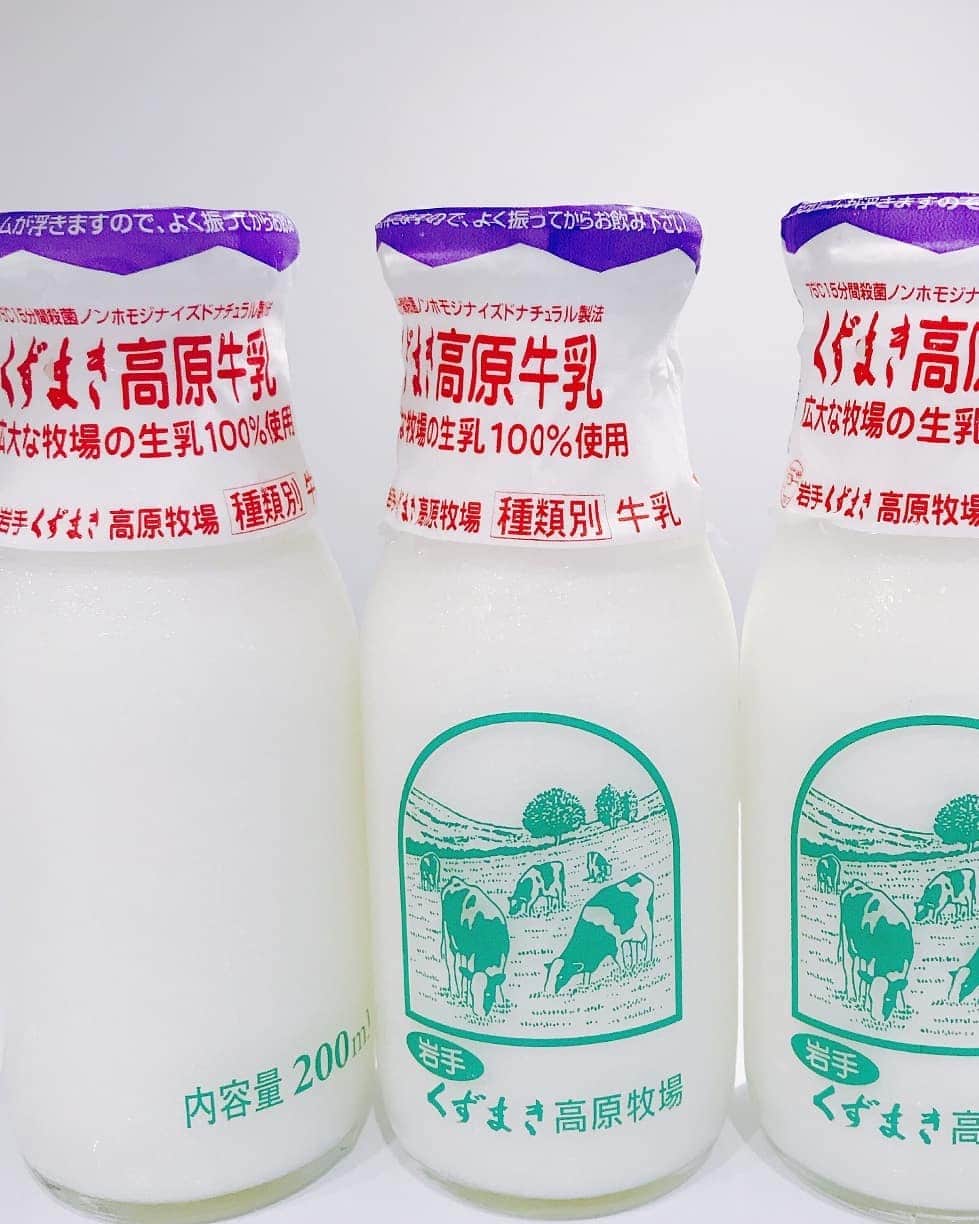 黒川智花さんのインスタグラム写真 - (黒川智花Instagram)「. 都内でも購入できるお気に入りの牛乳🥛 静置しておくとビンの上部に純正生クリームの層ができるのでそれを楽しみます😝 #milk #岩手 #くずまき高原牛乳 #おいしいよ 🐮」2月1日 16時08分 - tomoka_kurokawa_official