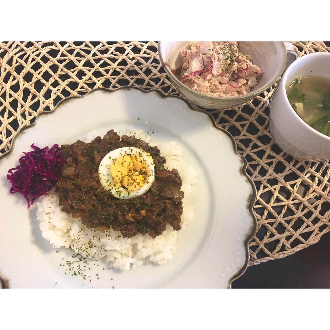 武田華奈のインスタグラム：「. 無水キーマカレー🍛 そしてこの前載せた大玉ひと玉の赤キャベツは大量の餃子とラペになりました𓏗𓏗 ラディッシュは塩もみしてツナサラダ、ちょっとあまってた春菊はスープに☕︎ . ぶら金、じゃがサタを卒業してからめっきり泊まりの仕事がなくなり、働き方改革により残業もほぼなく…料理ができる時間が増えました𓁋𓁋 もとから嫌いではないのですが、パッとできるものばっかりでした。今は 時間がかかるものも制限時間なんとなく決めてのんびりと作っています。 農家さんの取材などで採れたてをおすそわけしてもらうとその日一日なにをつくろうかとわくわく𓂃𓀥𓀤𓀥𓀤 あとは友だちを呼べる大きな部屋とテーブルが欲しいな〜 . いろどりのためにちょこっと添えるものはほとんどあまってしまう…💭 #写真を撮らなかったらたぶんのせない笑 #もったいない #一人暮らしあるある #アコさんにもらったお皿かわいい😋」