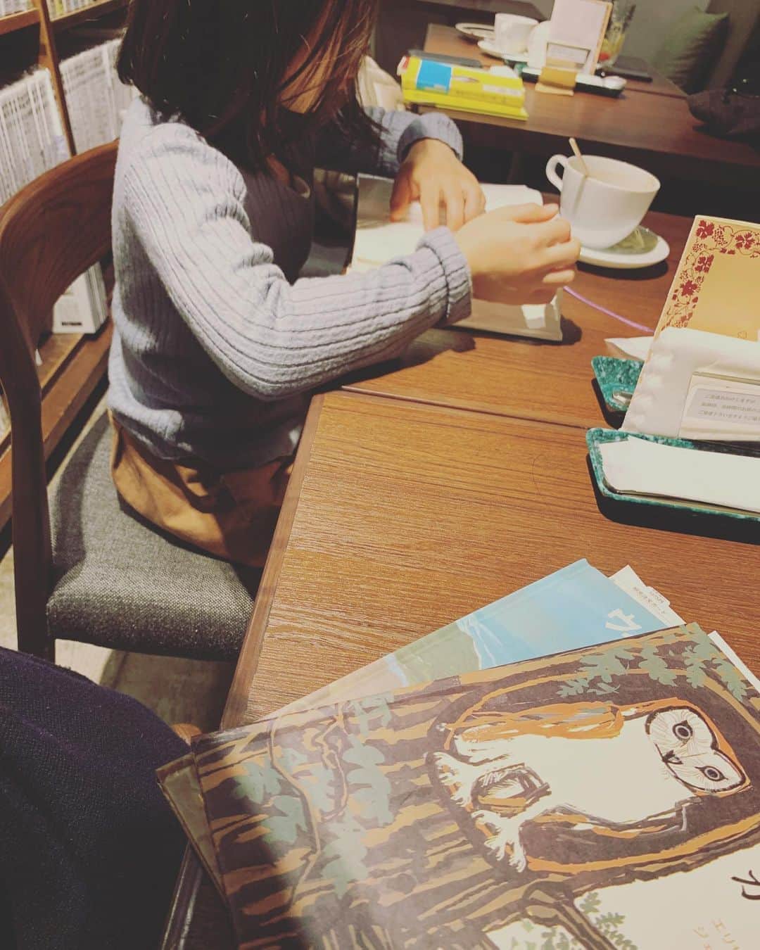 五月女ケイ子のインスタグラム：「はるの矯正歯科は、近所と迷ったんだけど結局神保町にしました。1ヶ月に一度、神保町をぶらぶらしたいというのが理由であります。理由がないとなかなか遠出をしない中央線民にとっては、ありがたいご褒美なのです。 さて、今日は讃岐うどんを食べ、岩波カフェでお茶飲みながら読書いたします。さぼうるはものすごい行列で断念。」