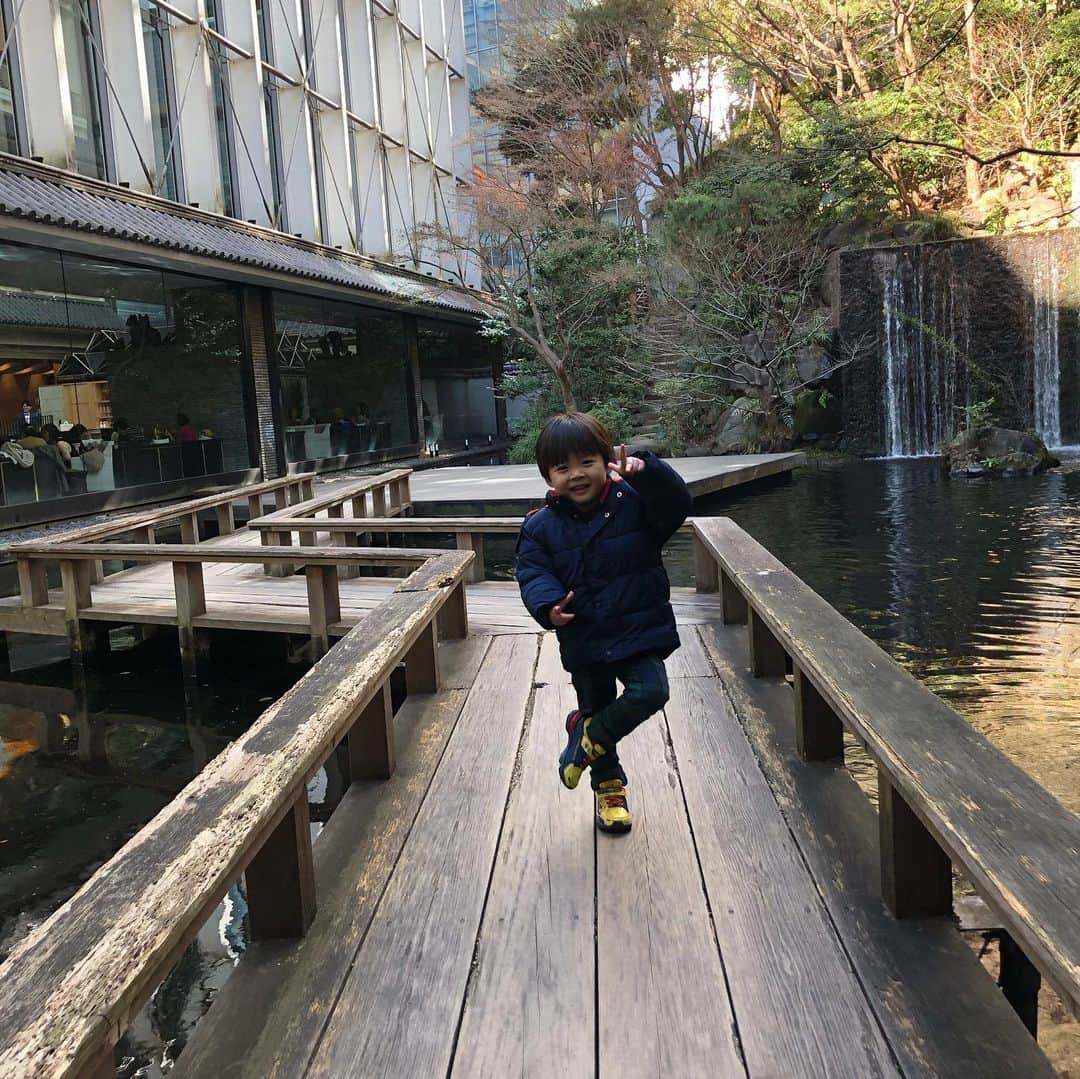 中岡由佳さんのインスタグラム写真 - (中岡由佳Instagram)「息子と1時間お散歩へ。カメラを向けるとポーズをとるようになった。ひとりで滝の周りをぐるぐる歩き、最後は大きな石を登りロッククライミング！？ちょっと目を離すと高いところへ登るので、目が離せない。 #2y9m」2月1日 15時11分 - yuka_nakaoka