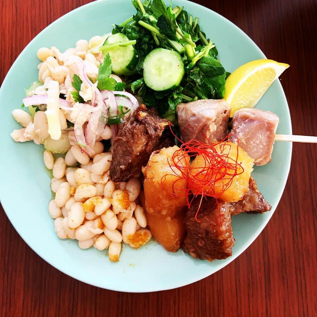 志摩有子さんのインスタグラム写真 - (志摩有子Instagram)「料理の撮影は土日にすることが多い。作ったものを盛り合わせて、賄いのワンプレート。 お腹いっぱい。 #まかないランチ #まかない #ワンプレート #ワンプレートランチ」2月1日 15時15分 - ariko418