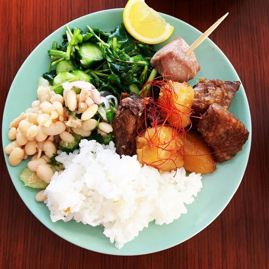 志摩有子さんのインスタグラム写真 - (志摩有子Instagram)「料理の撮影は土日にすることが多い。作ったものを盛り合わせて、賄いのワンプレート。 お腹いっぱい。 #まかないランチ #まかない #ワンプレート #ワンプレートランチ」2月1日 15時15分 - ariko418