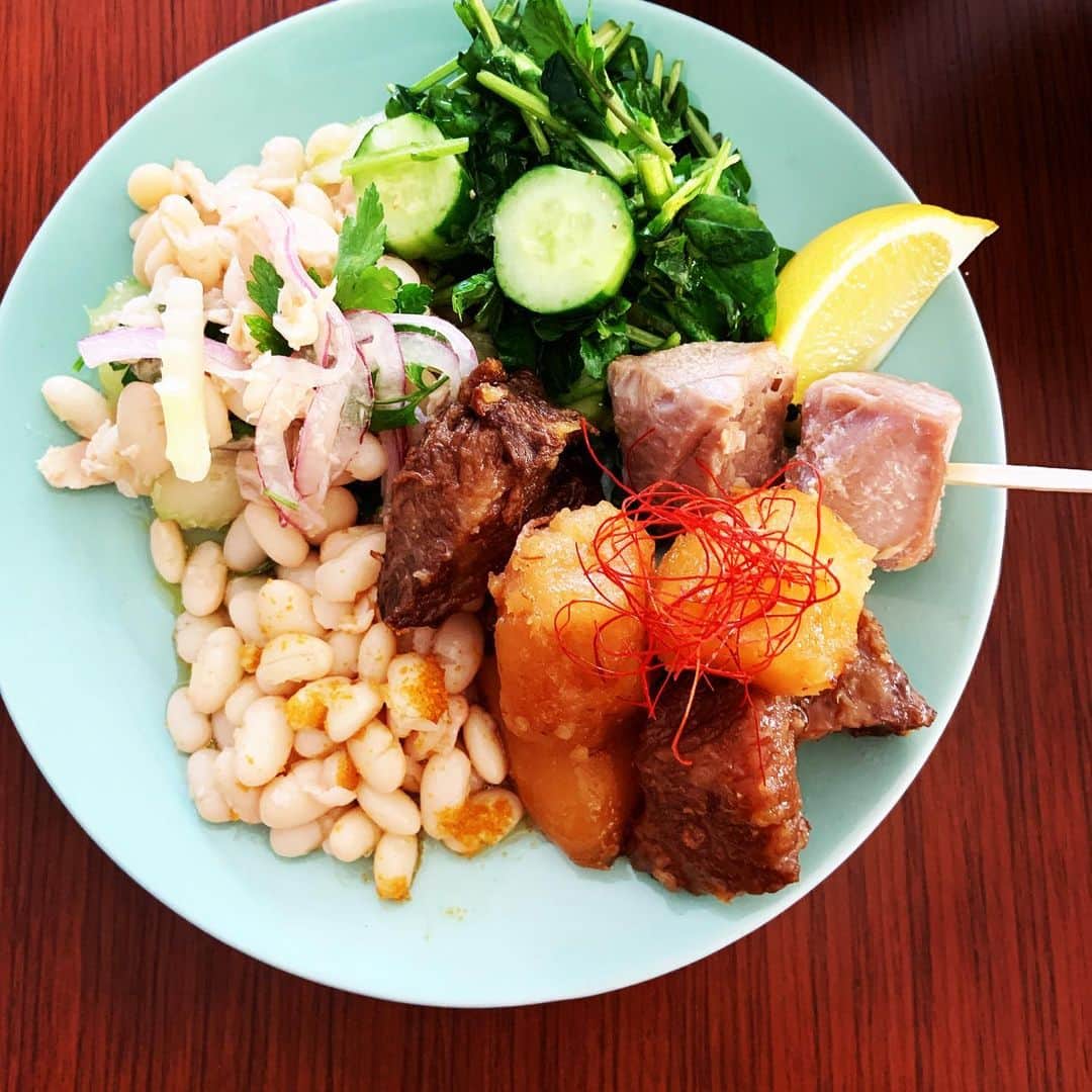 のインスタグラム：「料理の撮影は土日にすることが多い。作ったものを盛り合わせて、賄いのワンプレート。 お腹いっぱい。 #まかないランチ #まかない #ワンプレート #ワンプレートランチ」