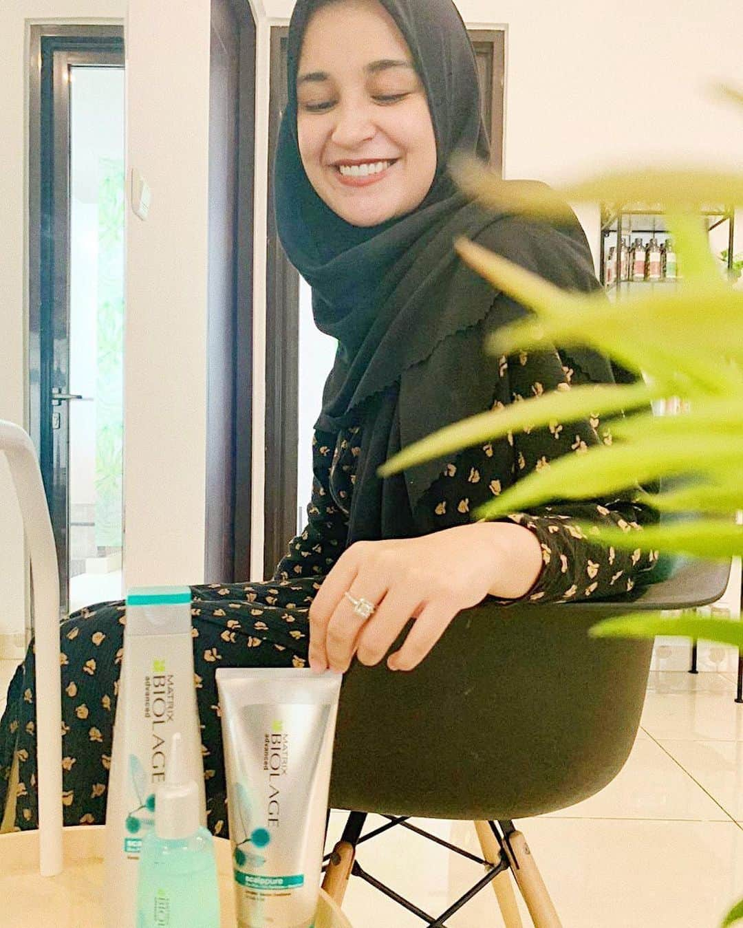 Shireen Sungkarさんのインスタグラム写真 - (Shireen SungkarInstagram)「HAPPY WORLD HIJAB DAY! 💚💚 Karena menggunakan hijab, membuat rambut dan kulit kepala aku tertutup lebih dari 8 jam dalam sehari. Jadi, untuk merayakan momen ini aku mau memberikan self-reward dengan pergi ke salon dan mencoba servis #CoolTherapy+++ dari #BiolageIndonesia!  Servis ini dapat mengatasi 3 masalah kulit masalah kulit kepala perempuan Indonesia sehingga bersih dari ketombe, rambut rontok berkurang, dan bebas lepek 48 jam. Karena dengan self-reward, aku bisa merasa kembali segar dan siap beraktivitas kembali.  Sekarang waktunya kamu untuk reward diri kamu dengan servis Cool Therapy+++ juga! Dapatkan potongan harga hingga 50% selama World Hijab Day, dari 31 Januari - 2 Februari 2020 di salon-salon Matrix terdekat di kotamu.  Temukan salon Matrix terdekat di: bit.ly/salonlocatorshireensungkar Siapa yang penasaran pengen cobain Cool Therapy+++? Yuk komen di bawah!  #PowerOfHijabCare #No1PilihanHijabers #BiolageForWorldHijabDay」2月1日 15時20分 - shireensungkar