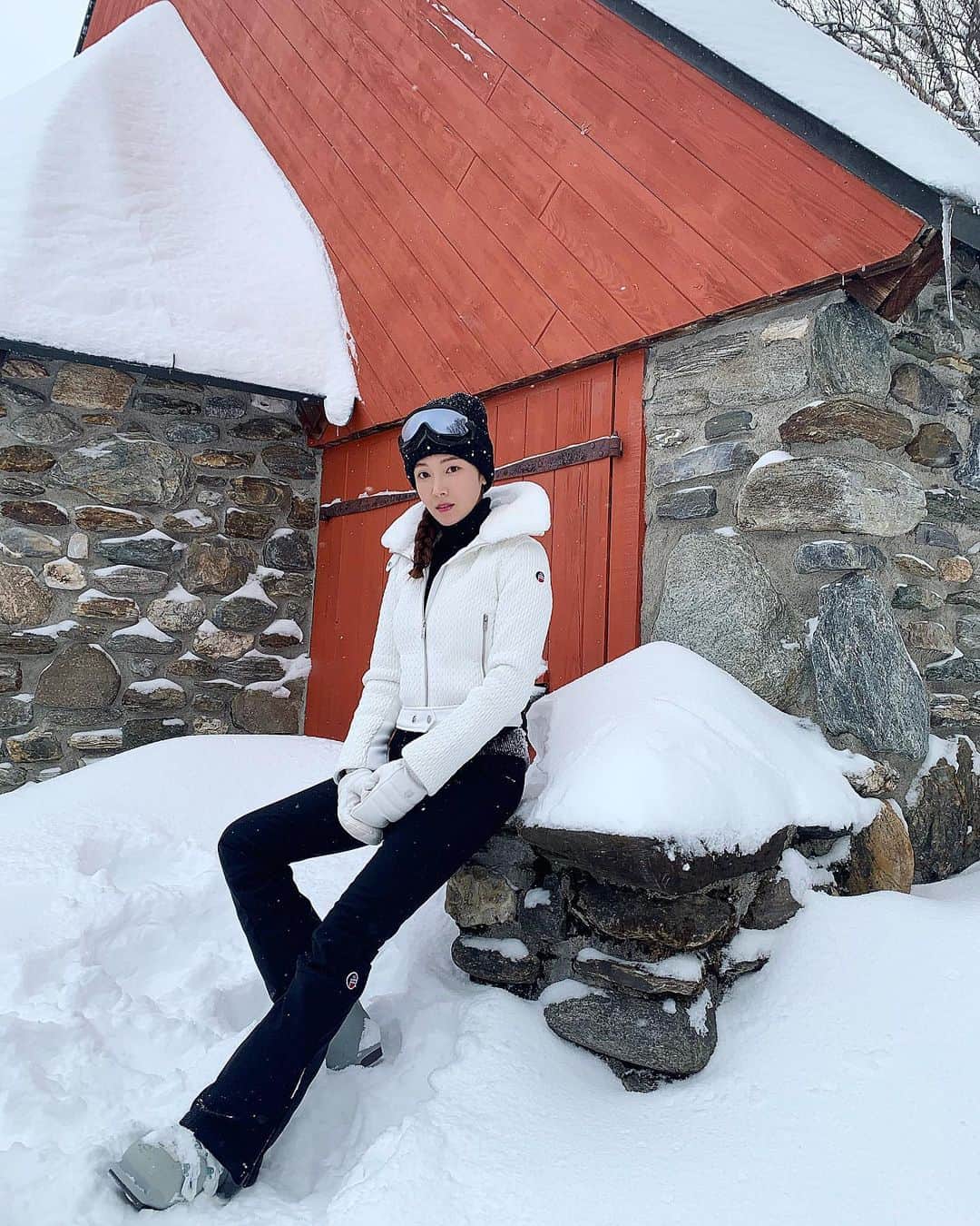 ジェシカ さんのインスタグラム写真 - (ジェシカ Instagram)「Found a cute little cabin, mid-trail🏠⛷❄️🤍」2月1日 15時20分 - jessica.syj