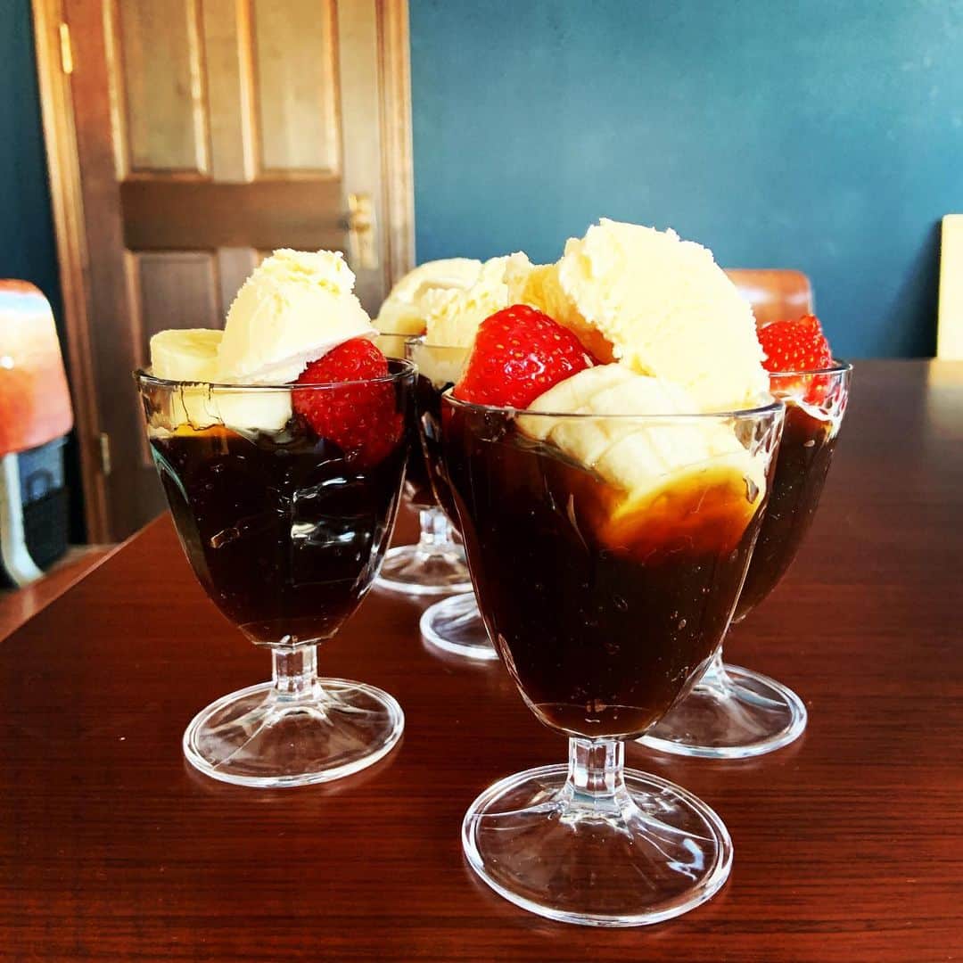 志摩有子さんのインスタグラム写真 - (志摩有子Instagram)「デザートは別腹。ゆるゆるの黒砂糖のゼリーにバニラアイスとバナナといちご。 お腹いっぱいといいながら、全員ペロリと完食。 #黒砂糖ゼリー #デザートは別腹 #してやったり感」2月1日 15時20分 - ariko418
