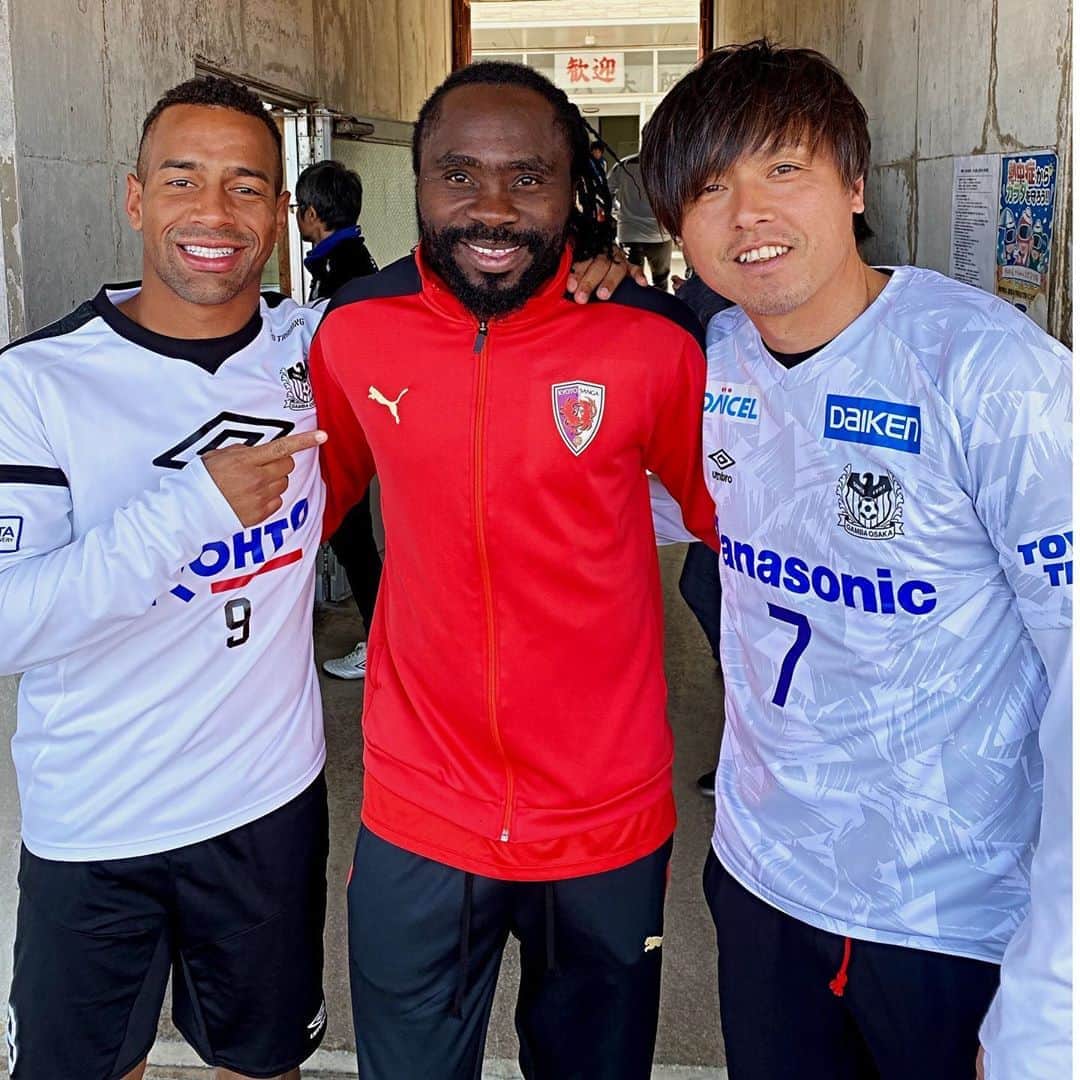 ピーター・ウタカさんのインスタグラム写真 - (ピーター・ウタカInstagram)「Last pre-season game in Okinawa with Gamba Osaka and met some old friends #okinawa #soccer #friends」2月1日 15時29分 - peterutaka