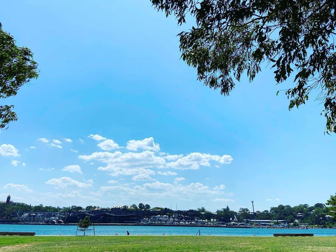 荒尾茉紀のインスタグラム：「Pyrmontにある素敵な公園で素敵すぎる先輩のBirthday BBQ🍖暑かったけど楽しい時間でした❣️人生って色んな選択肢があるんだなぁ😊食べるのに夢中で写真撮り忘れてた… #sydney #birthday #bbq #留学 #34℃ #カジノの近く #私の所持金は200円w」