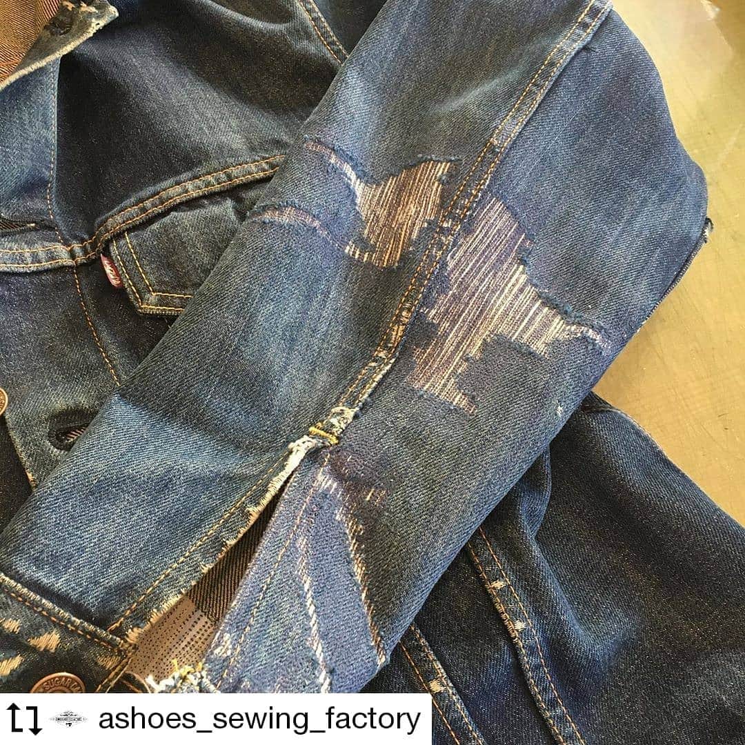 select shop「ASHOES」 SHOP STAFFのインスタグラム：「#Repost @ashoes_sewing_factory Made by @Image.Downloader · · · · Gジャンのリペア。  両袖と襟が大ブレークしているGジャンでした。  お気軽に ご相談ください。 048-782-6627 −−−−−−−−−−− ジーンズをカッティングから丸縫いしています。シルエットの別注も可能です。 −−−−−−−−−−− #Gジャン #シルエット変更 #リメイク #デニムリペア #ジーンズ修理 #デニム修理 #サイズ変更 #幅出し #handmade #ハンドメイド #ashoes #亜洲'S #さいたま #大宮 #デニム #ジーンズ #裾上げ #チェーンステッチ #お直し #リペア #穴埋め #singersewing #Unionspecial #sewing #sewingmachine #ミシン #シンガーミシン #ユニオンスペシャル #jukI」
