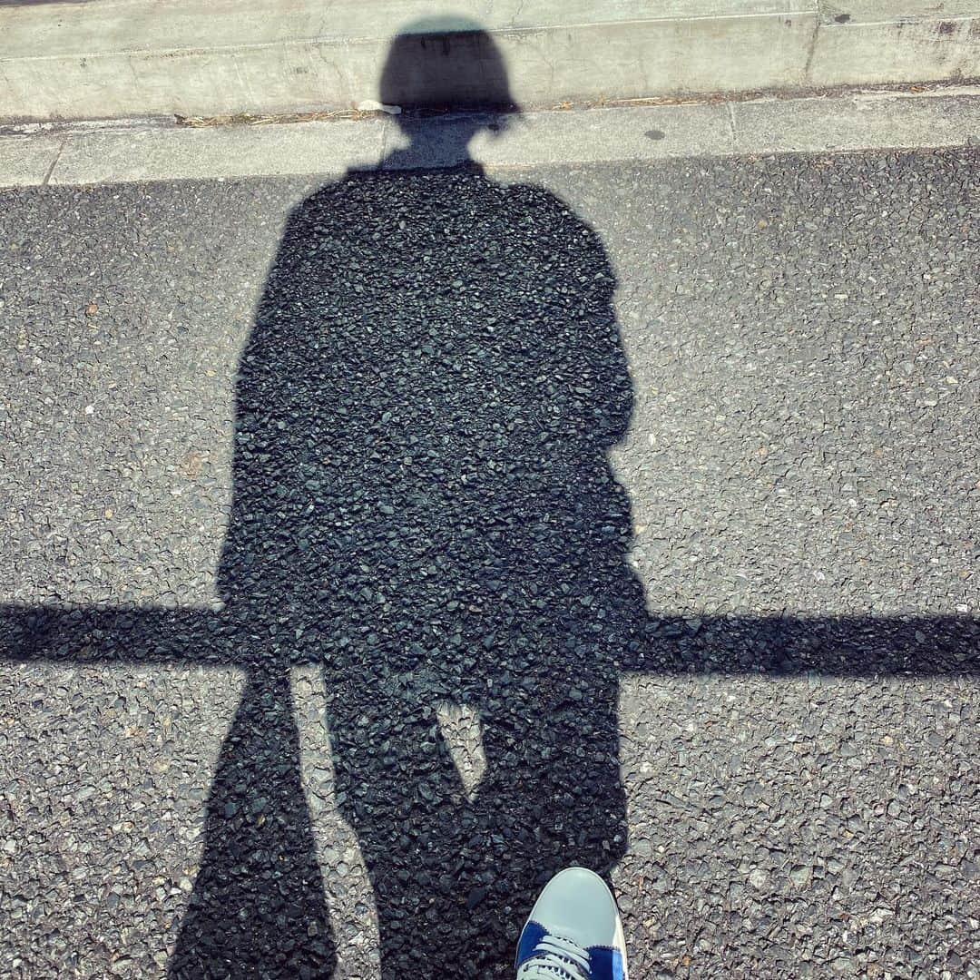 西山茉希さんのインスタグラム写真 - (西山茉希Instagram)「晴れ曜日。 親子散歩。  #俺流コーデ #母ちゃんモノトーン #チビーズに色  お買い物へ。 付き合ってちょんまげ。  お日様あれば、 歌ってあるけば、 楽しい日になる。 そんな気がする。  #産毛ーズ #日光浴 #フォトバイちびパン」2月1日 15時46分 - maki.nshiyama50