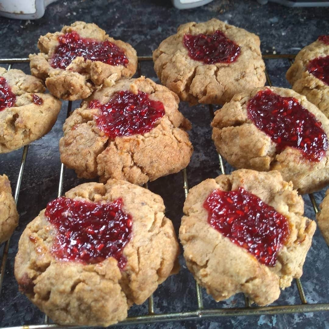 レイチェル・クーさんのインスタグラム写真 - (レイチェル・クーInstagram)「Sticky jammy raspberry and rye cookies from #TheLittleSwedishKitchen cookbook ☕Thanks for sharing your pic @turtleshead1962 ♥️👉 click the Link in bio to get the book⁠ .⁠ .⁠ .⁠ .⁠ .⁠ .⁠ .⁠ .⁠ #Rachelkhoo #RachelkhooRecipe #LittleSwedishKitchen #raspberry #rye #cookies #recipe #Swedish #Sweden」2月1日 16時00分 - rachelkhooks