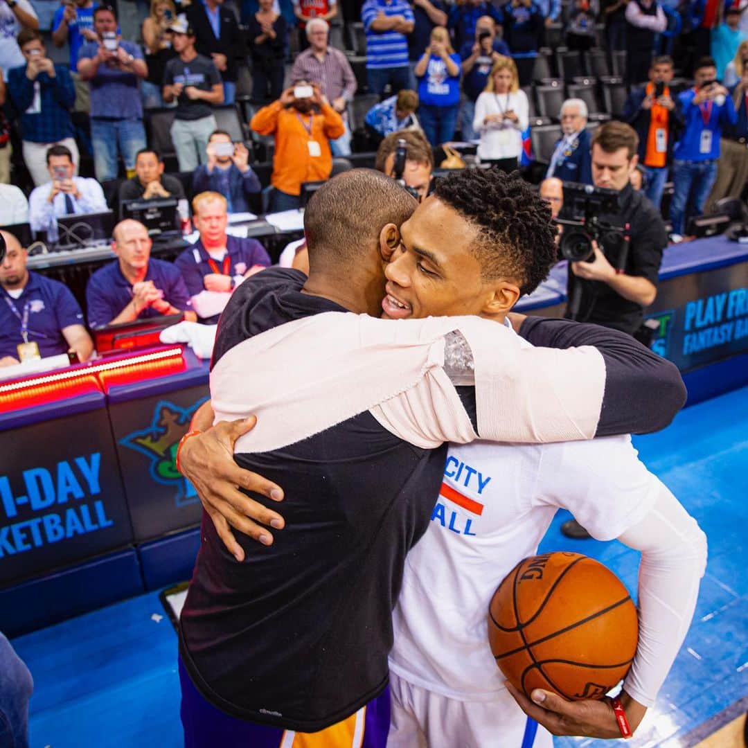 ラッセル・ウェストブルックのインスタグラム：「I’ve been stuck and not really knowing how to put all that I’ve been feeling into words over the past several days. I am devastated about the passing of Kobe & Gigi, on every level. I met Kobe when I was 16 at UCLA playing against him in a pick up game. He played like it was the NBA finals. From that point on, I decided that I wanted to emulate his Mamba mentality. At the time, there was no name for it, but I recognized in him what I always felt in myself. He became a friend, a brother, a mentor, a teacher, he defended me, he believed in me, and he taught me how to weather the storm. I can go on and on, but I want to thank you for being my idol, & inspiration. I will pray for you and your family everyday just as I do my own. I love you Kobe. My heart and prayers also go out to the other families involved in last weeks accident. #RIPKobe #RIPGigi」