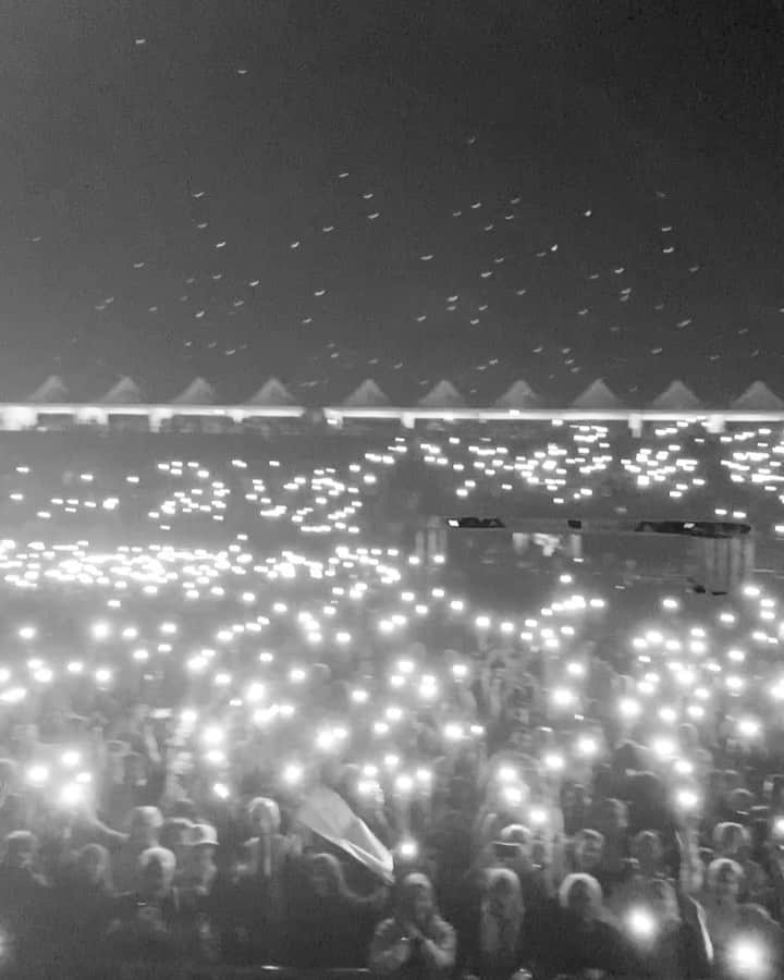 ブライアン・アダムスのインスタグラム：「Tonight in Jedda #bryanadamsshinealight」