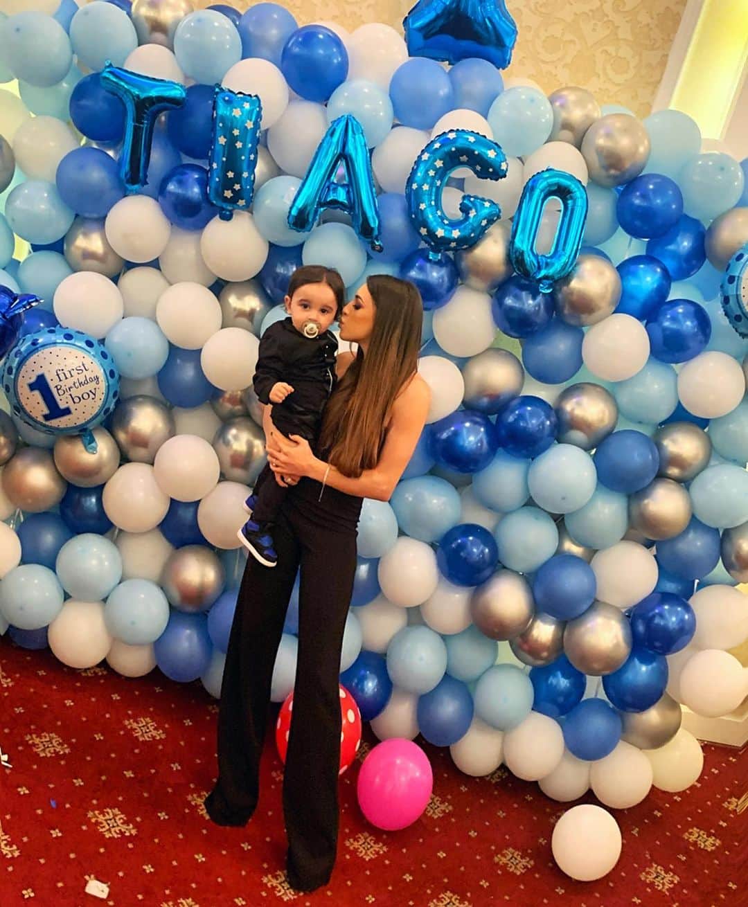 のインスタグラム：「Momentele unice fac diferenta in viata noastra. Iar tu, tu esti aerul proaspat al familiei noastre. Ne faci fericiti in fiecare secunda a vietii. esti o binecuvantare pentru noi! Toata familia te iubeste suflet mic si pur!  La multi ani, Tiago! ❤️ #1an #familiamea #impreunasuntemmai puternici #aerproaspat ❤️❤️❤️」